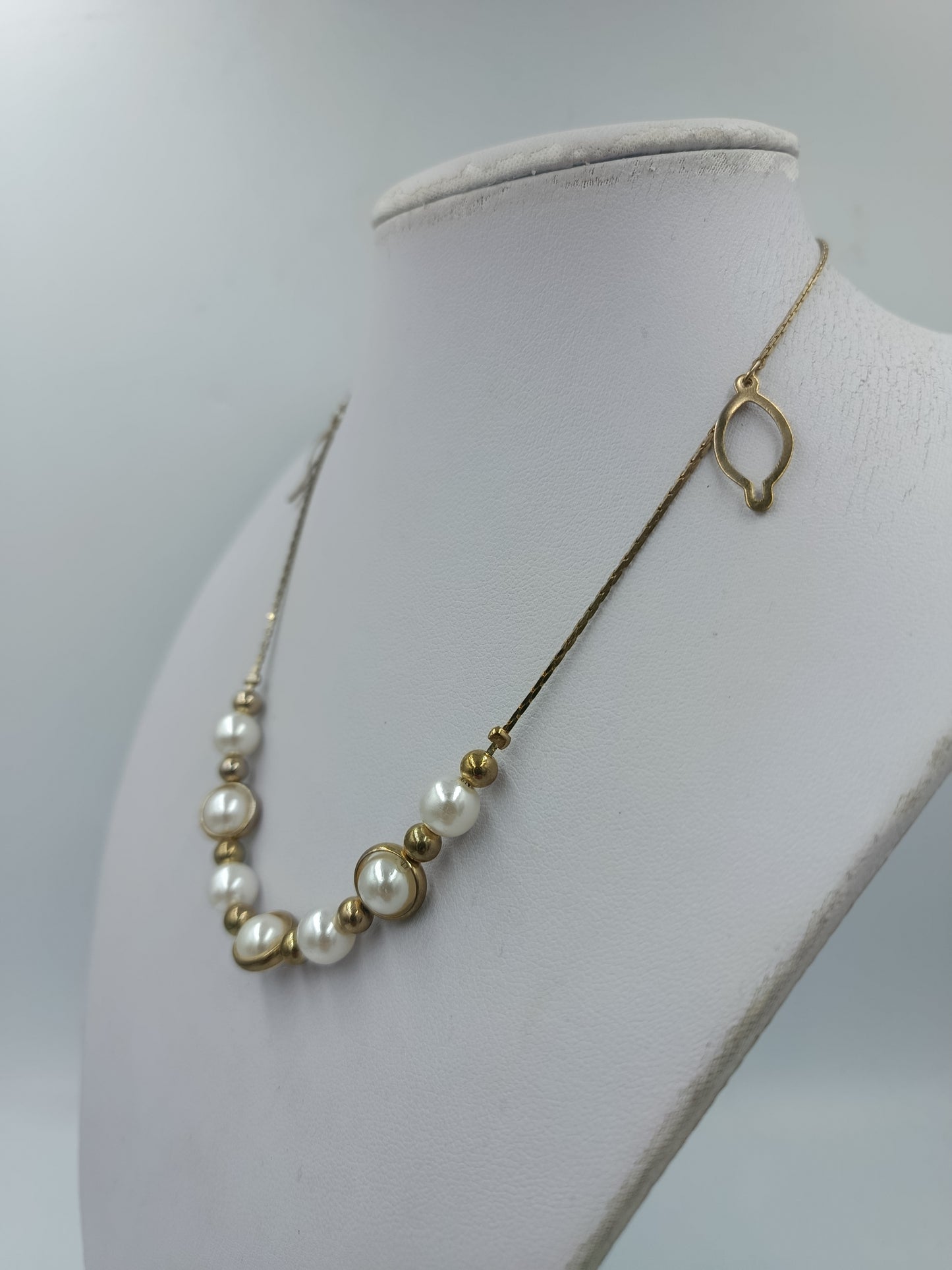 Elegante Perlenkette mit goldfarbenen Elementen – 38 cm
