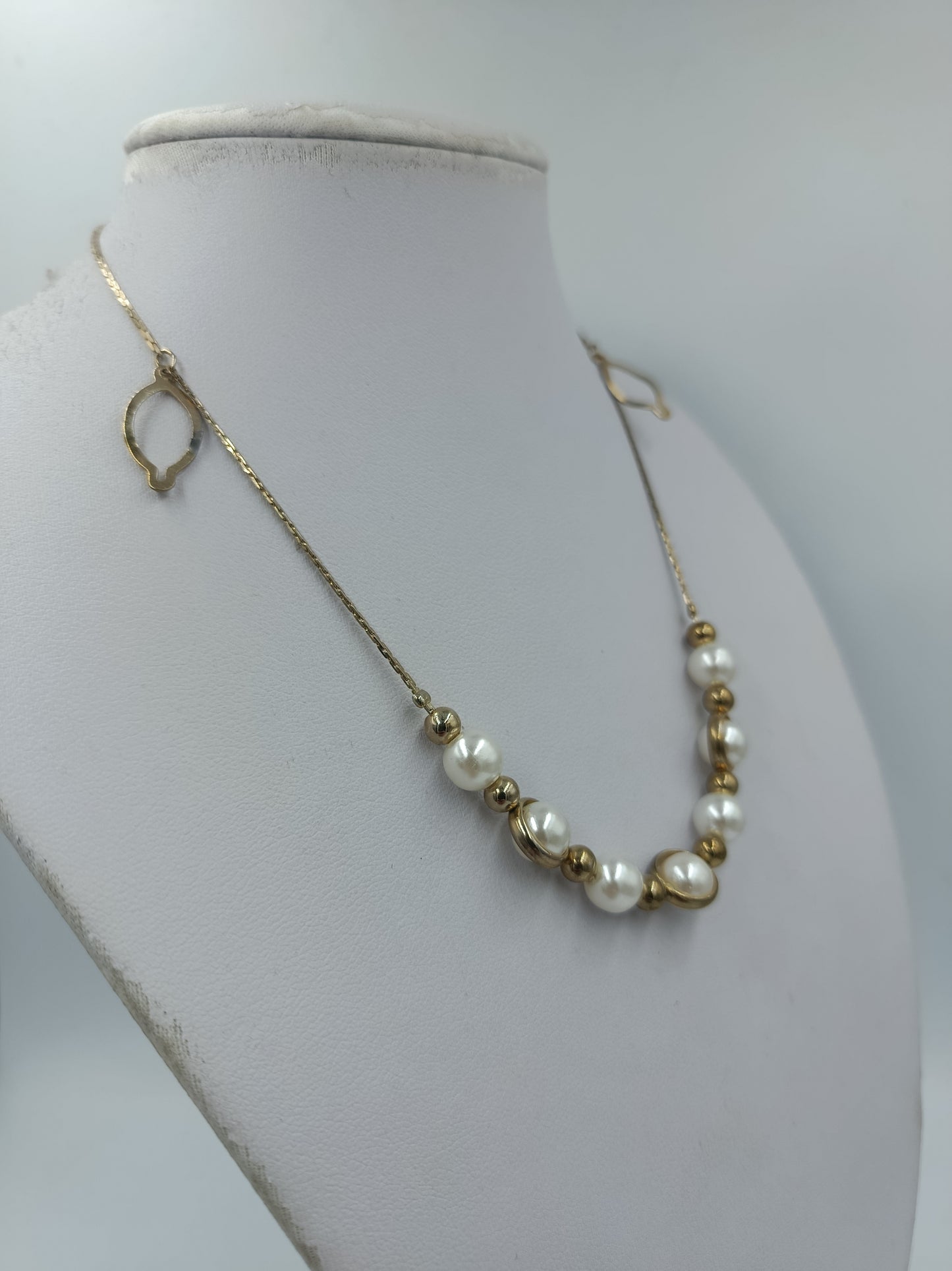 Elegante Perlenkette mit goldfarbenen Elementen – 38 cm