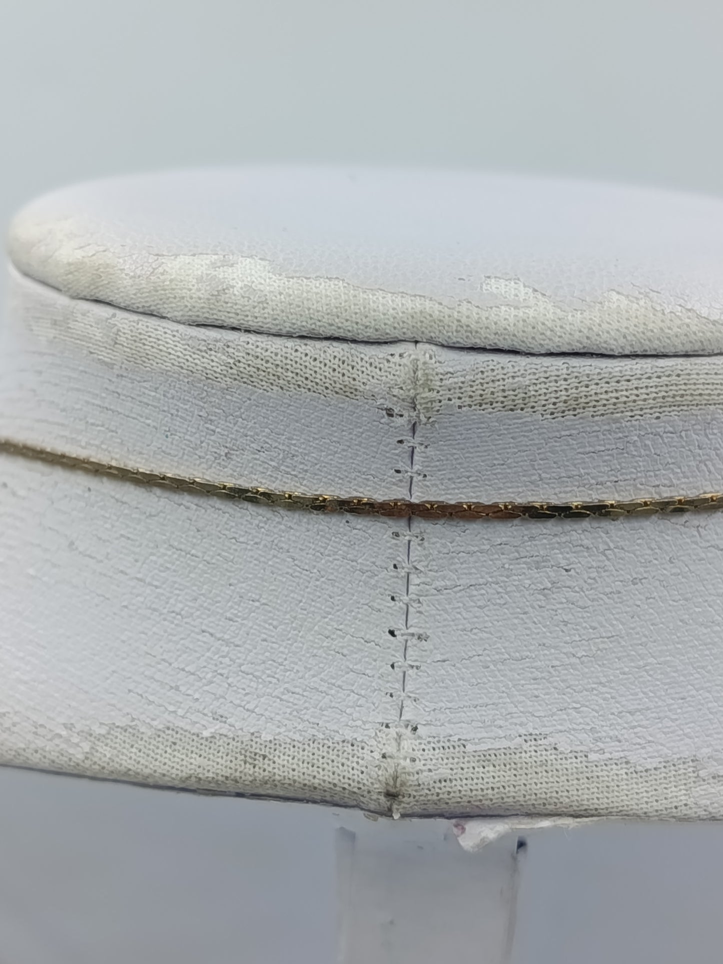 Elegante Perlenkette mit goldfarbenen Elementen – 38 cm
