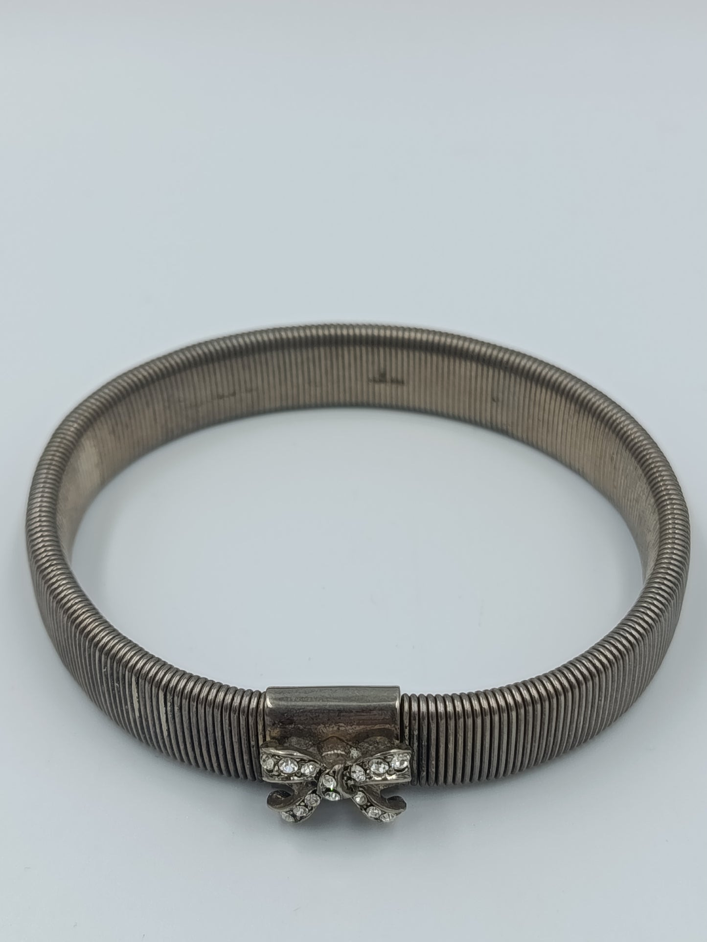 Elastisches Vintage Armband mit Strass-Schleife – silberfarbe