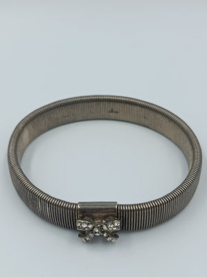 Elastisches Vintage Armband mit Strass-Schleife – silberfarbe