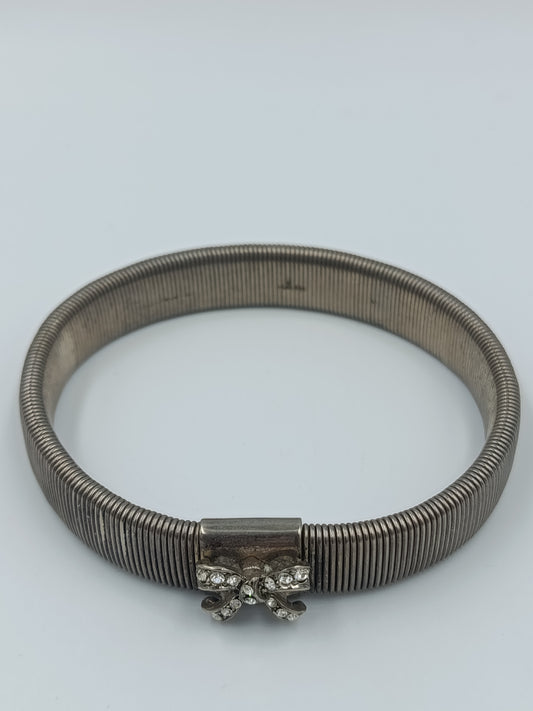 Elastisches Vintage Armband mit Strass-Schleife – silberfarbe