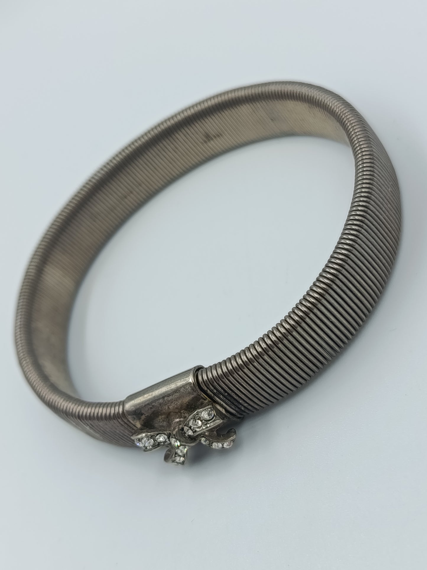 Elastisches Vintage Armband mit Strass-Schleife – silberfarbe