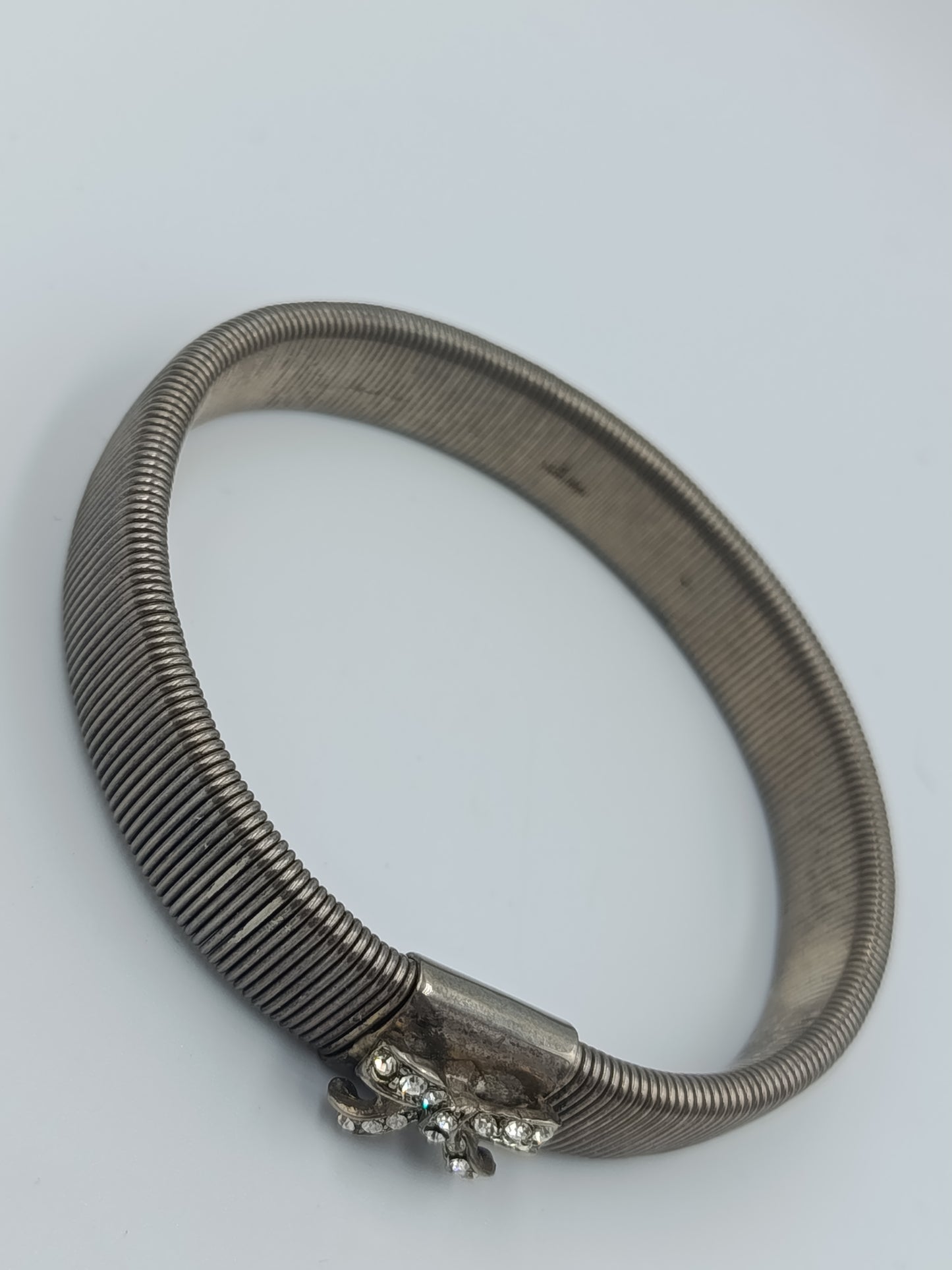 Elastisches Vintage Armband mit Strass-Schleife – silberfarbe