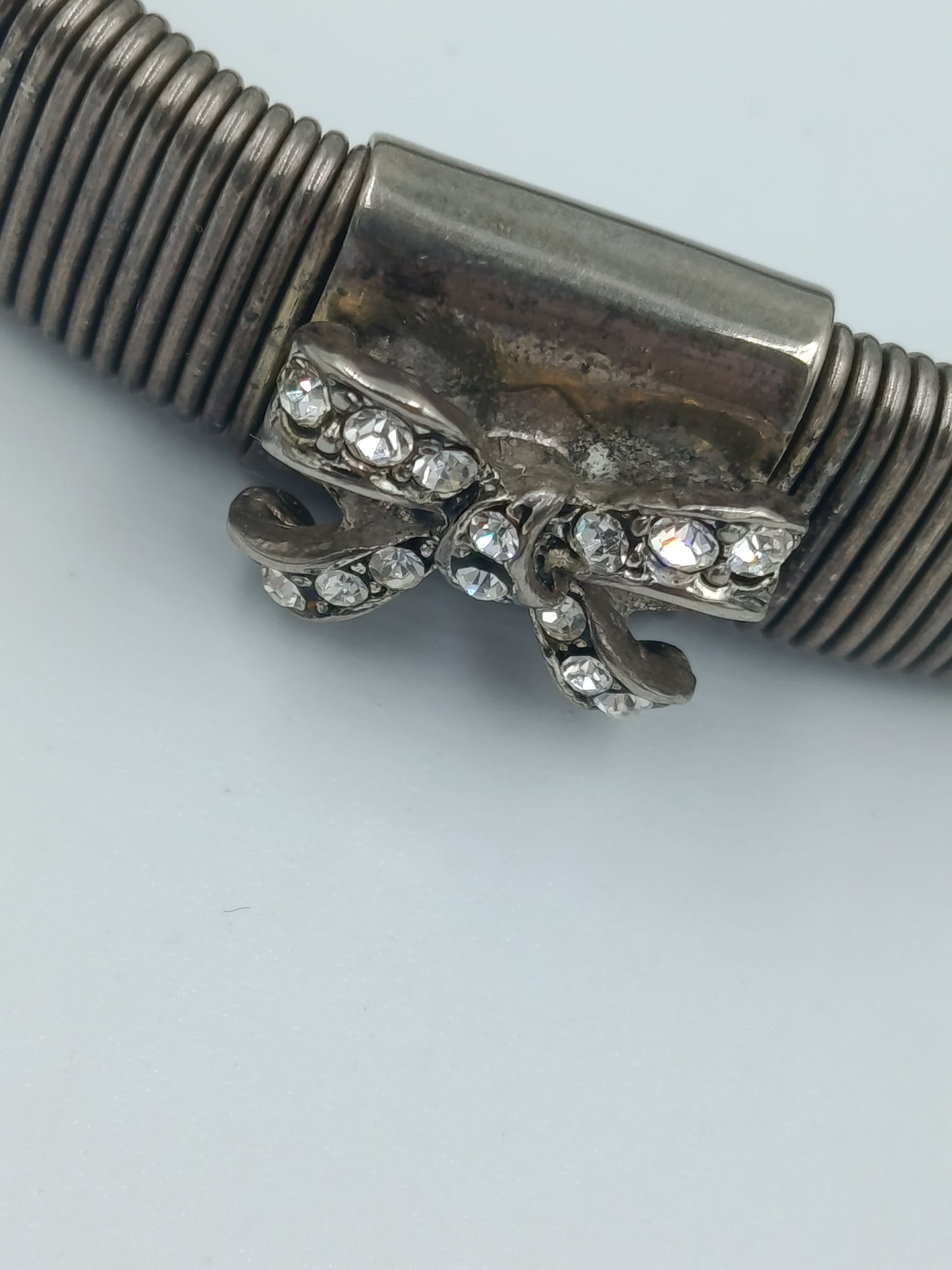 Elastisches Vintage Armband mit Strass-Schleife – silberfarbe