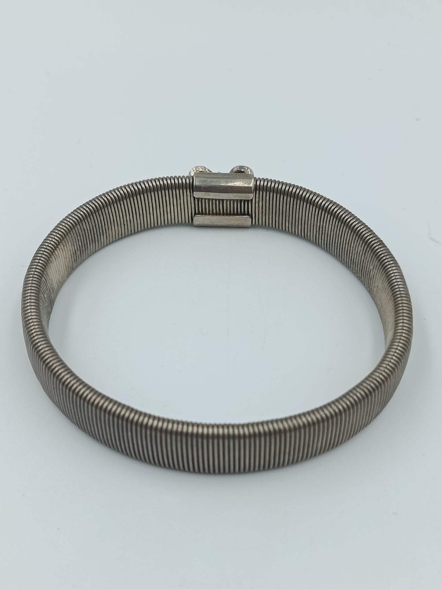 Elastisches Vintage Armband mit Strass-Schleife – silberfarbe