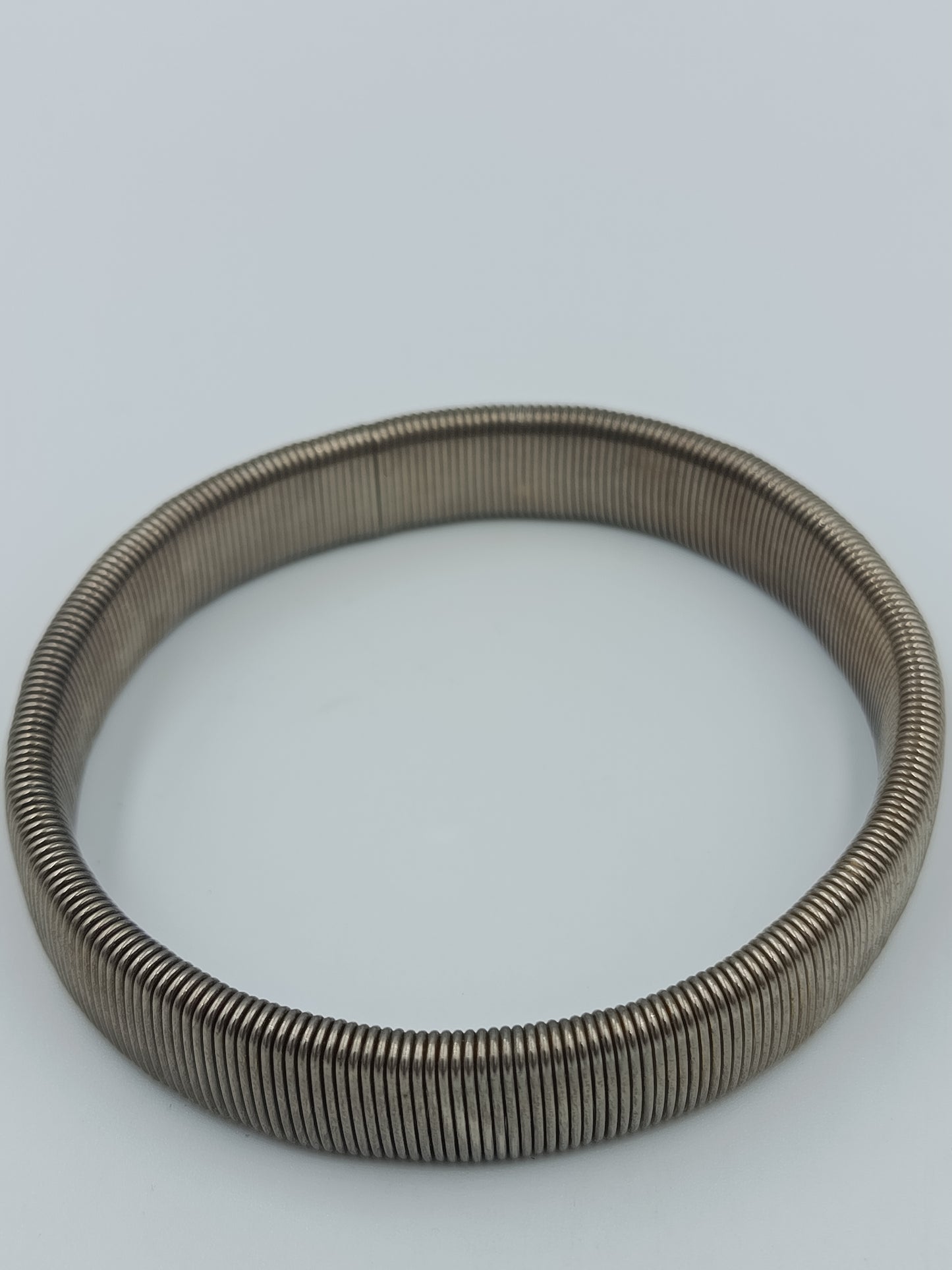 Elastisches Vintage Armband im Coil-Design – silberfarben