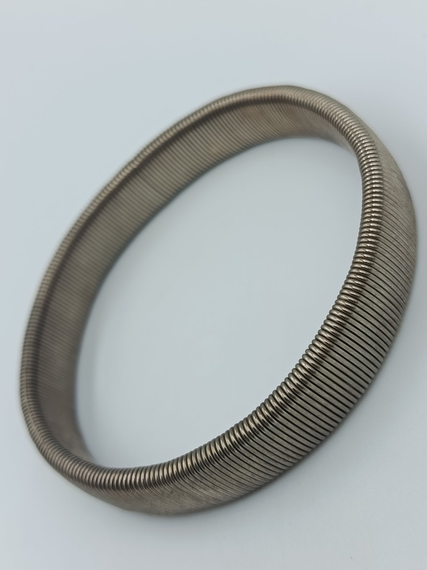 Elastisches Vintage Armband im Coil-Design – silberfarben