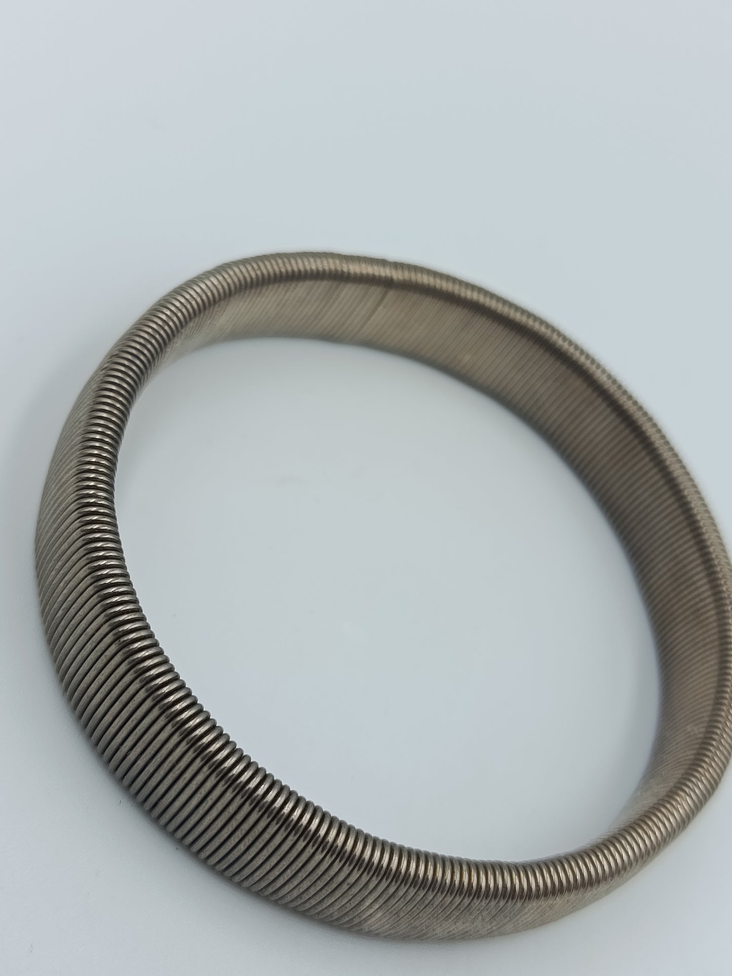 Elastisches Vintage Armband im Coil-Design – silberfarben