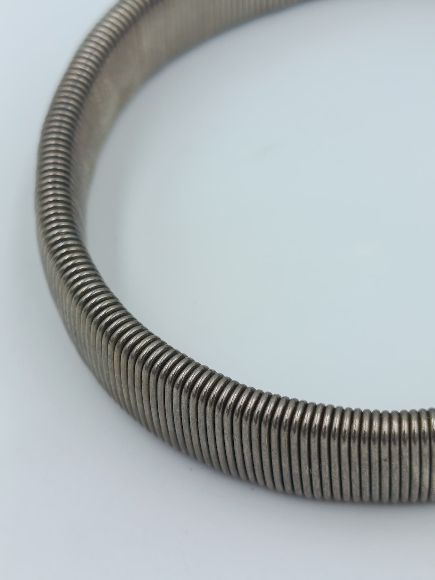 Elastisches Vintage Armband im Coil-Design – silberfarben