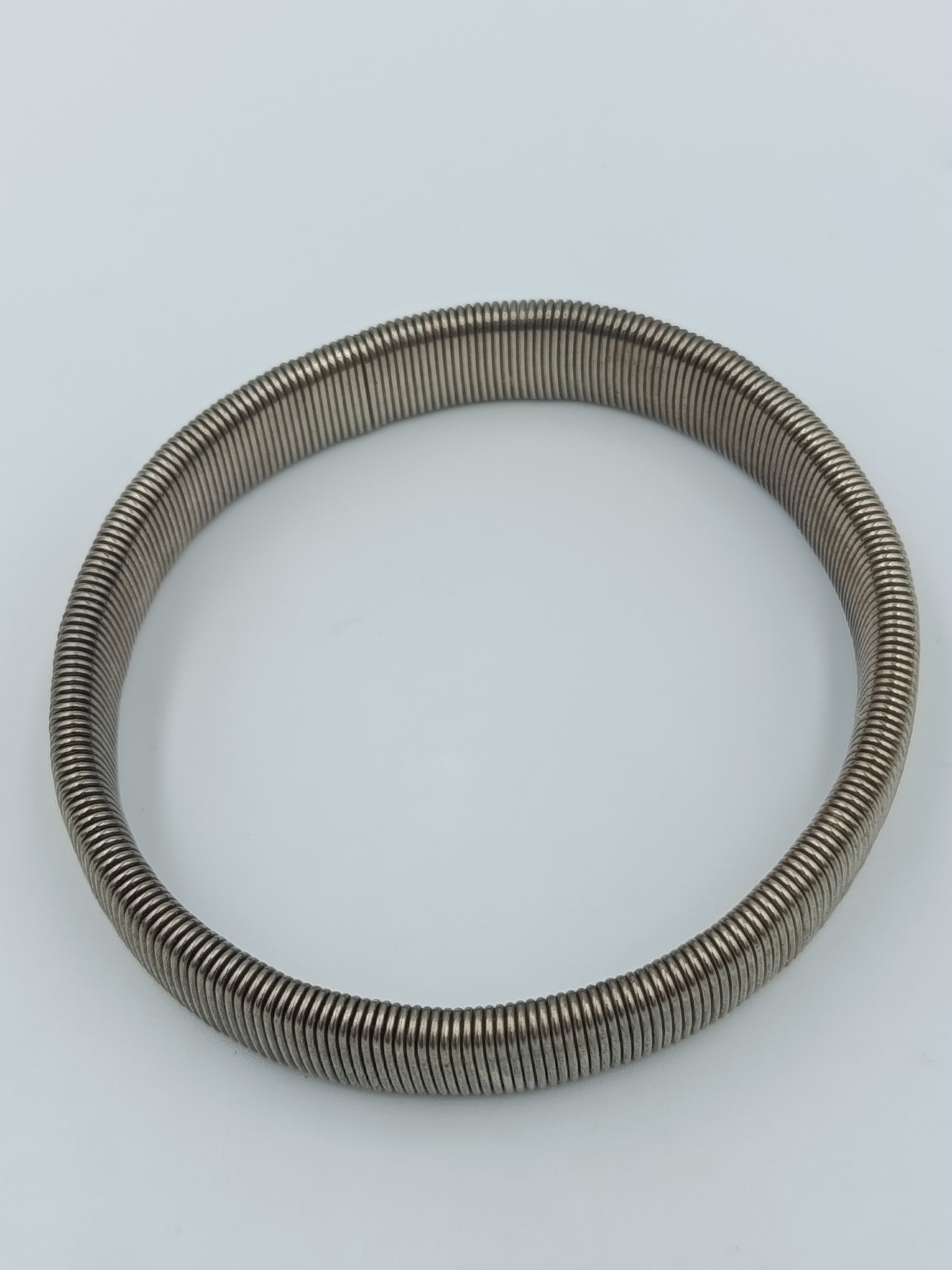 Elastisches Vintage Armband im Coil-Design – silberfarben