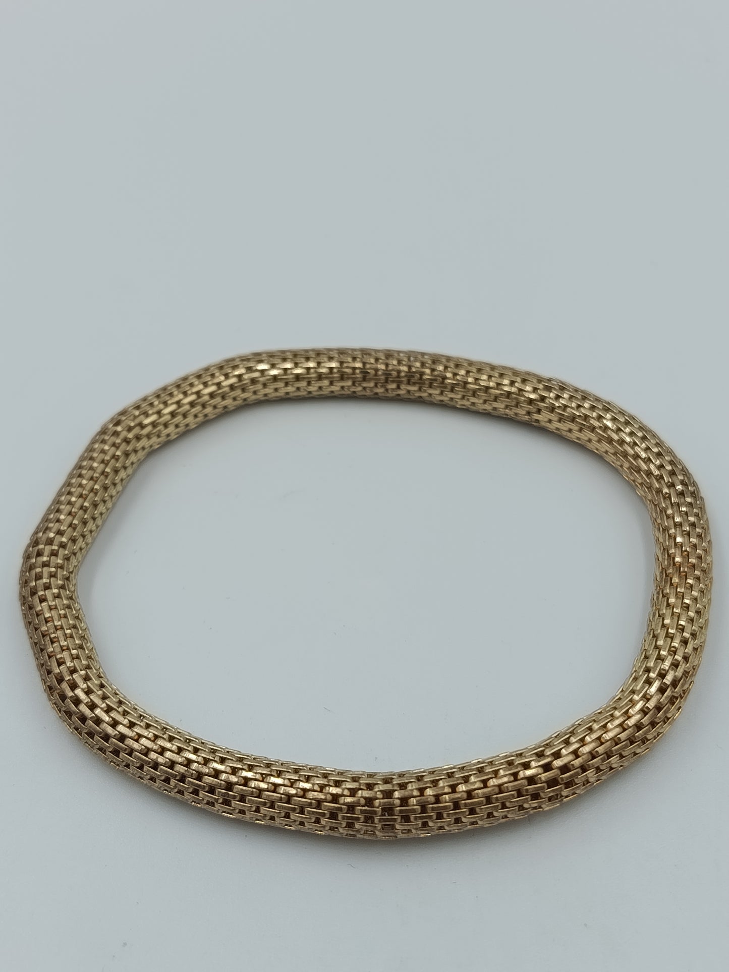 Elastisches Armband in Goldoptik – geflochtenes Design