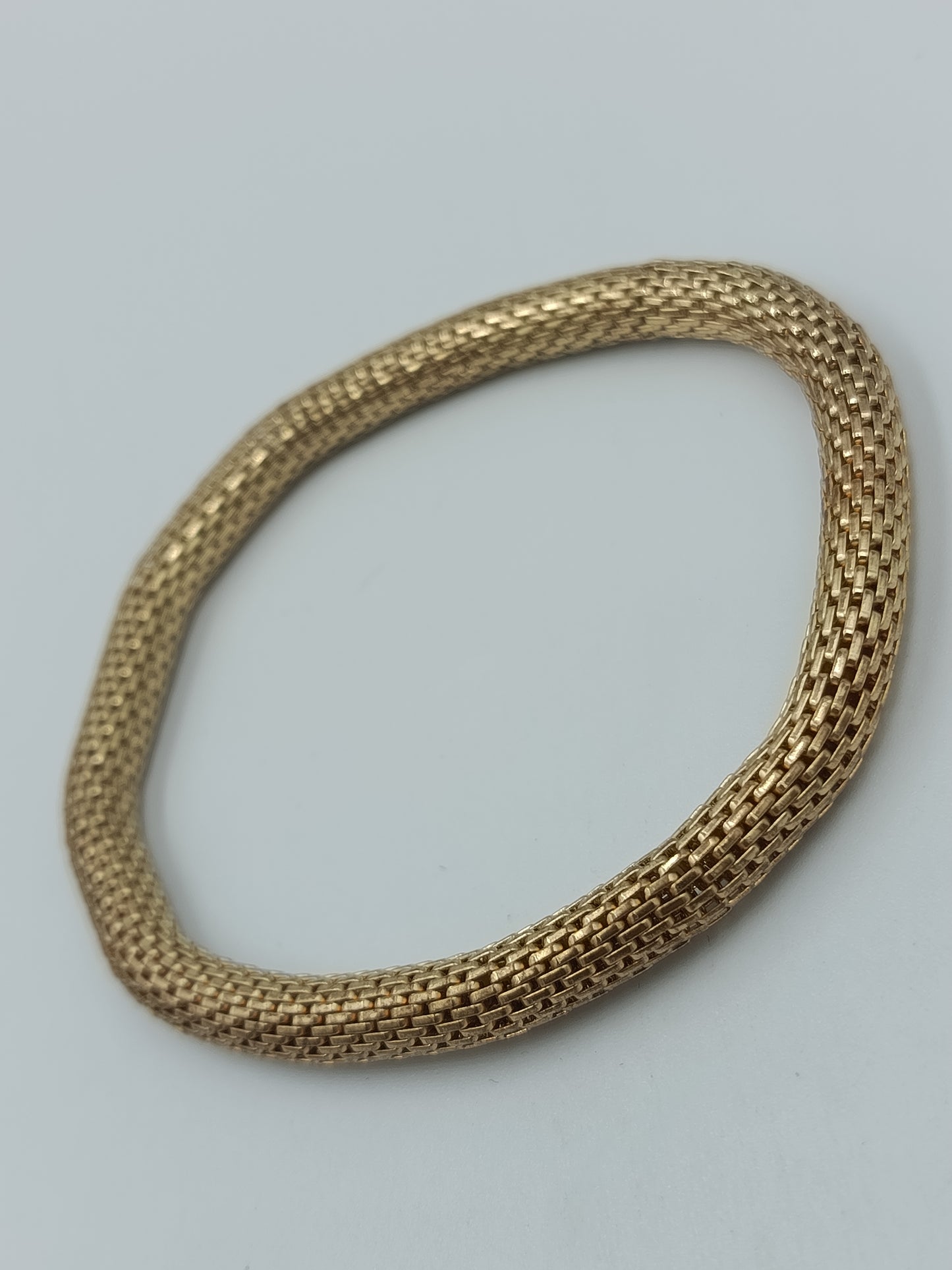 Elastisches Armband in Goldoptik – geflochtenes Design