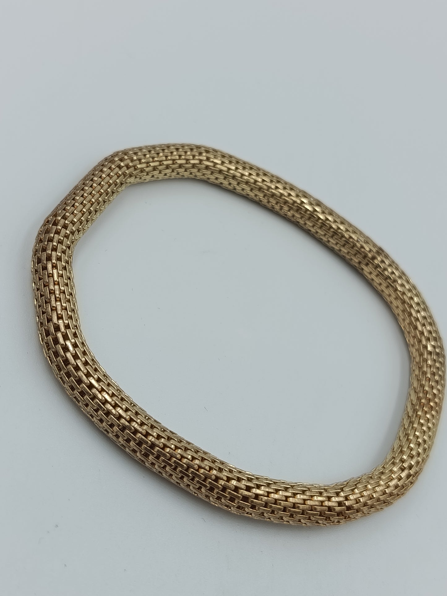 Elastisches Armband in Goldoptik – geflochtenes Design