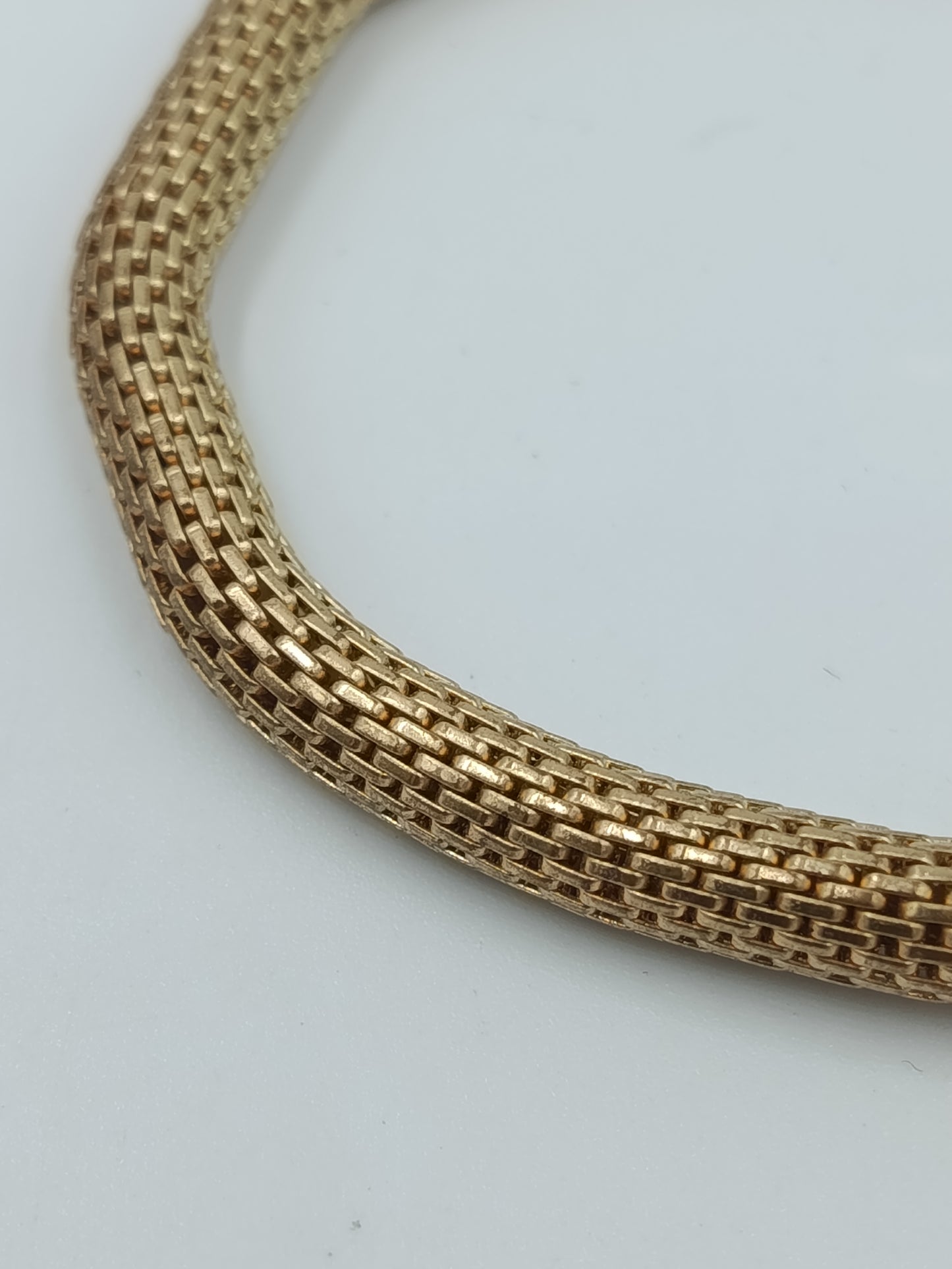 Elastisches Armband in Goldoptik – geflochtenes Design