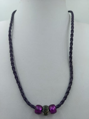Geflochtene Lederkette mit Beads in Lila – modischer Halsschmuck