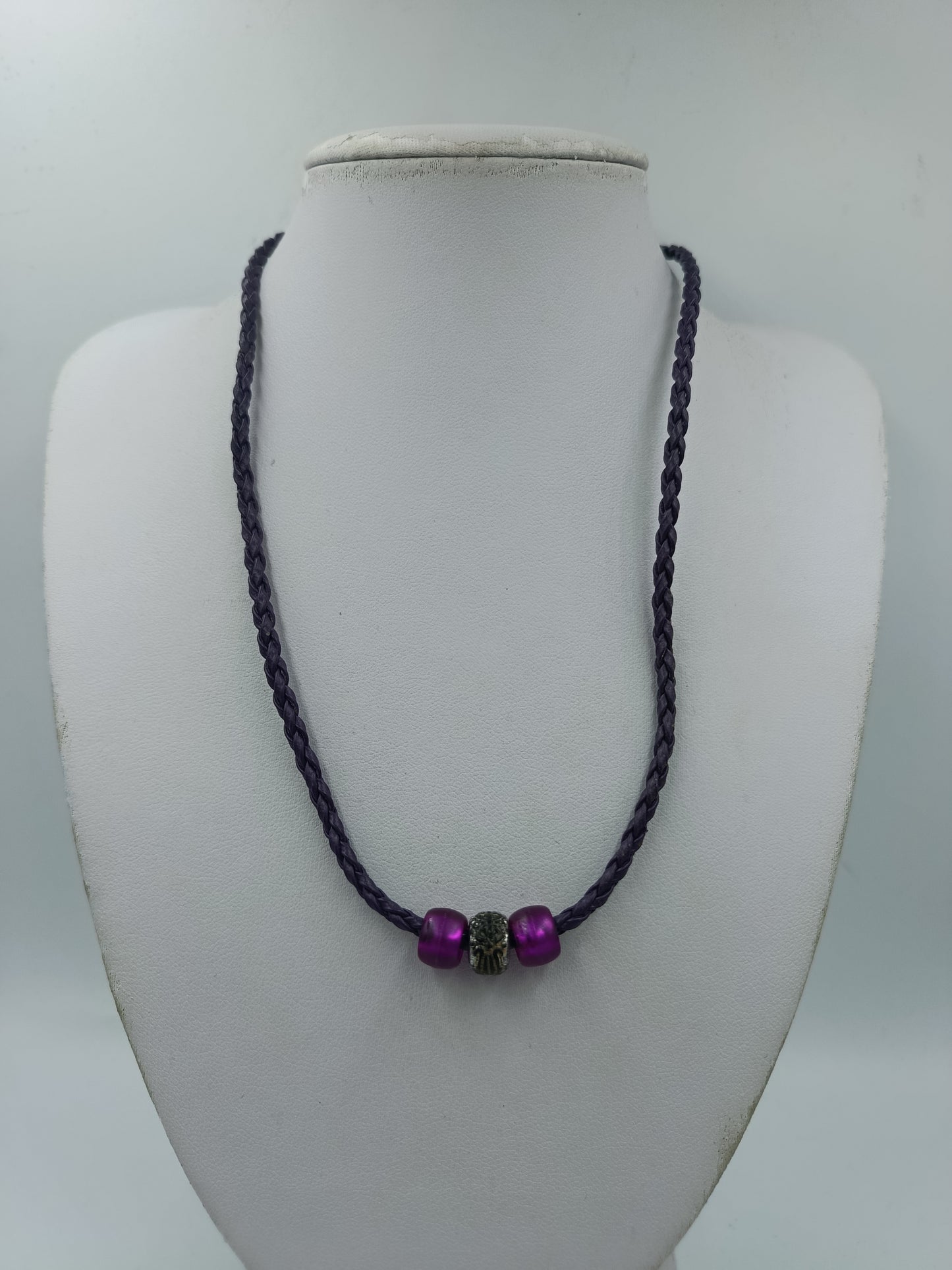Geflochtene Lederkette mit Beads in Lila – modischer Halsschmuck