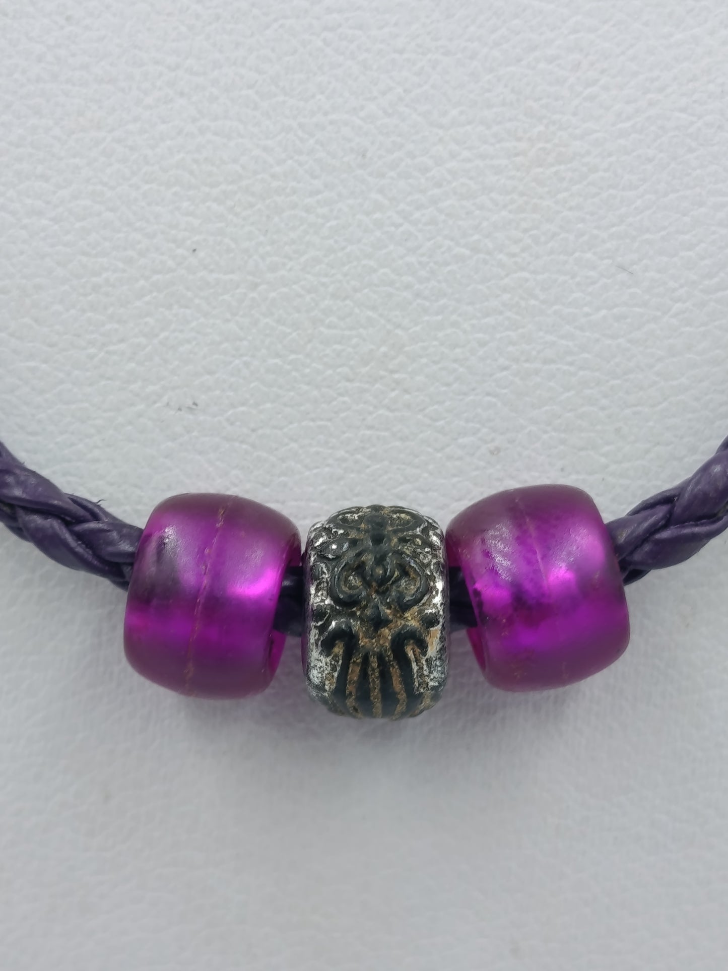 Geflochtene Lederkette mit Beads in Lila – modischer Halsschmuck
