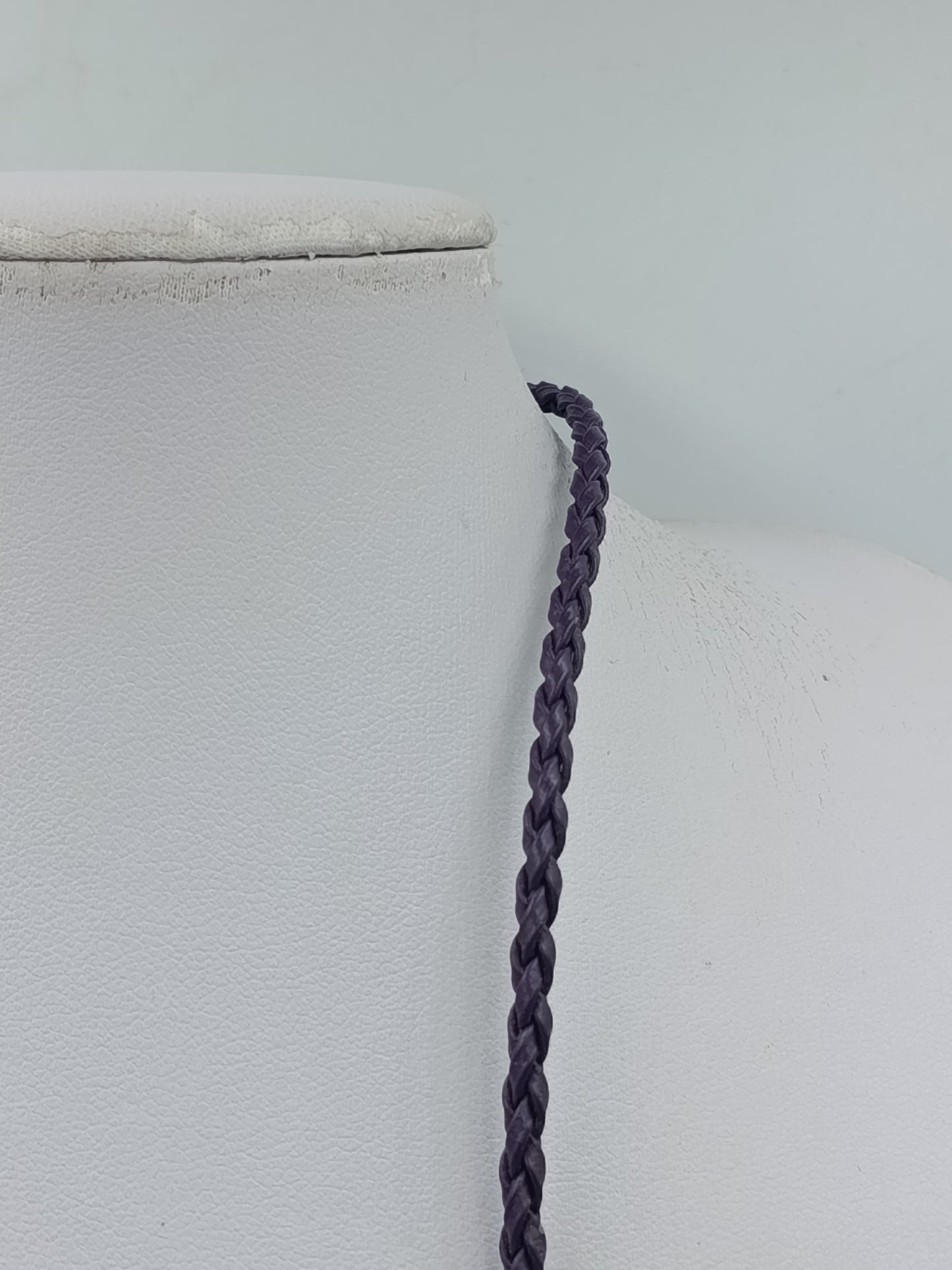 Geflochtene Lederkette mit Beads in Lila – modischer Halsschmuck