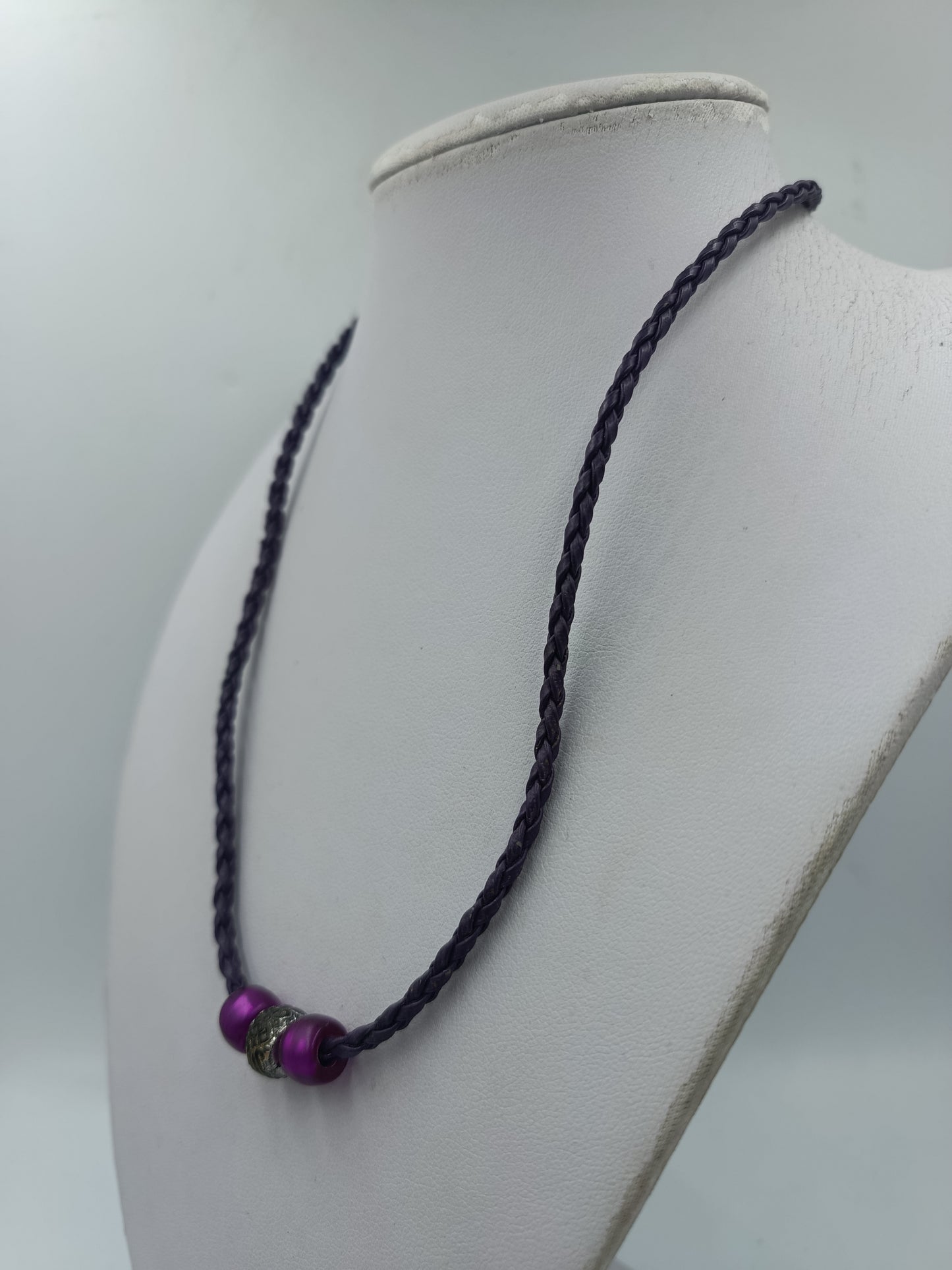 Geflochtene Lederkette mit Beads in Lila – modischer Halsschmuck