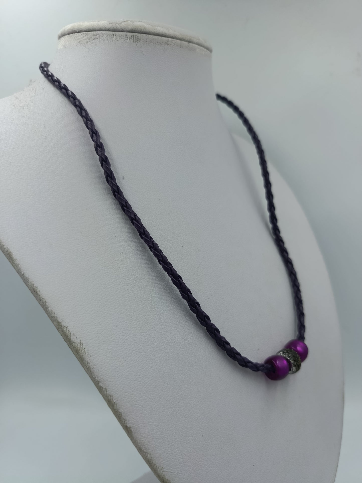 Geflochtene Lederkette mit Beads in Lila – modischer Halsschmuck