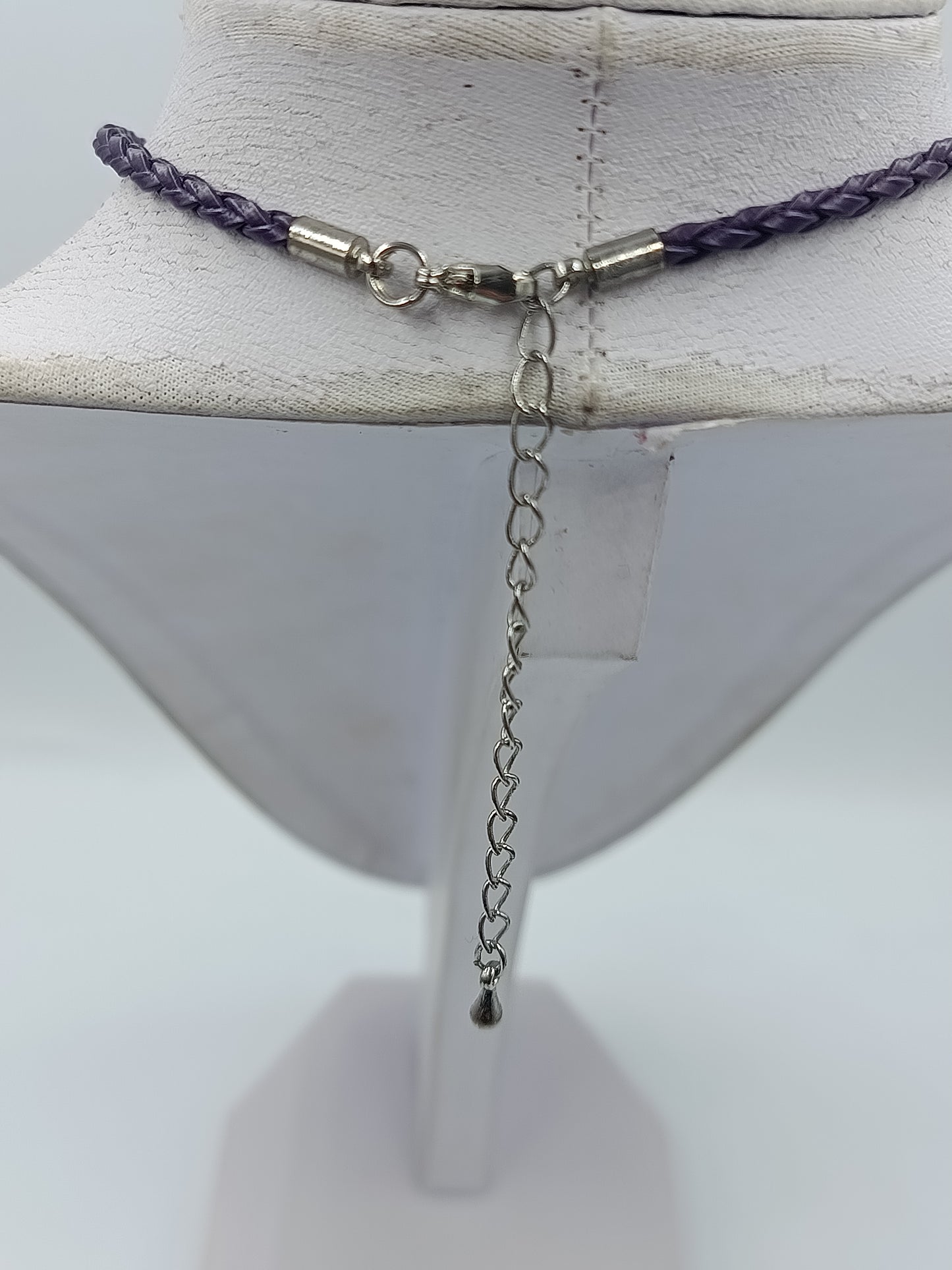 Geflochtene Lederkette mit Beads in Lila – modischer Halsschmuck