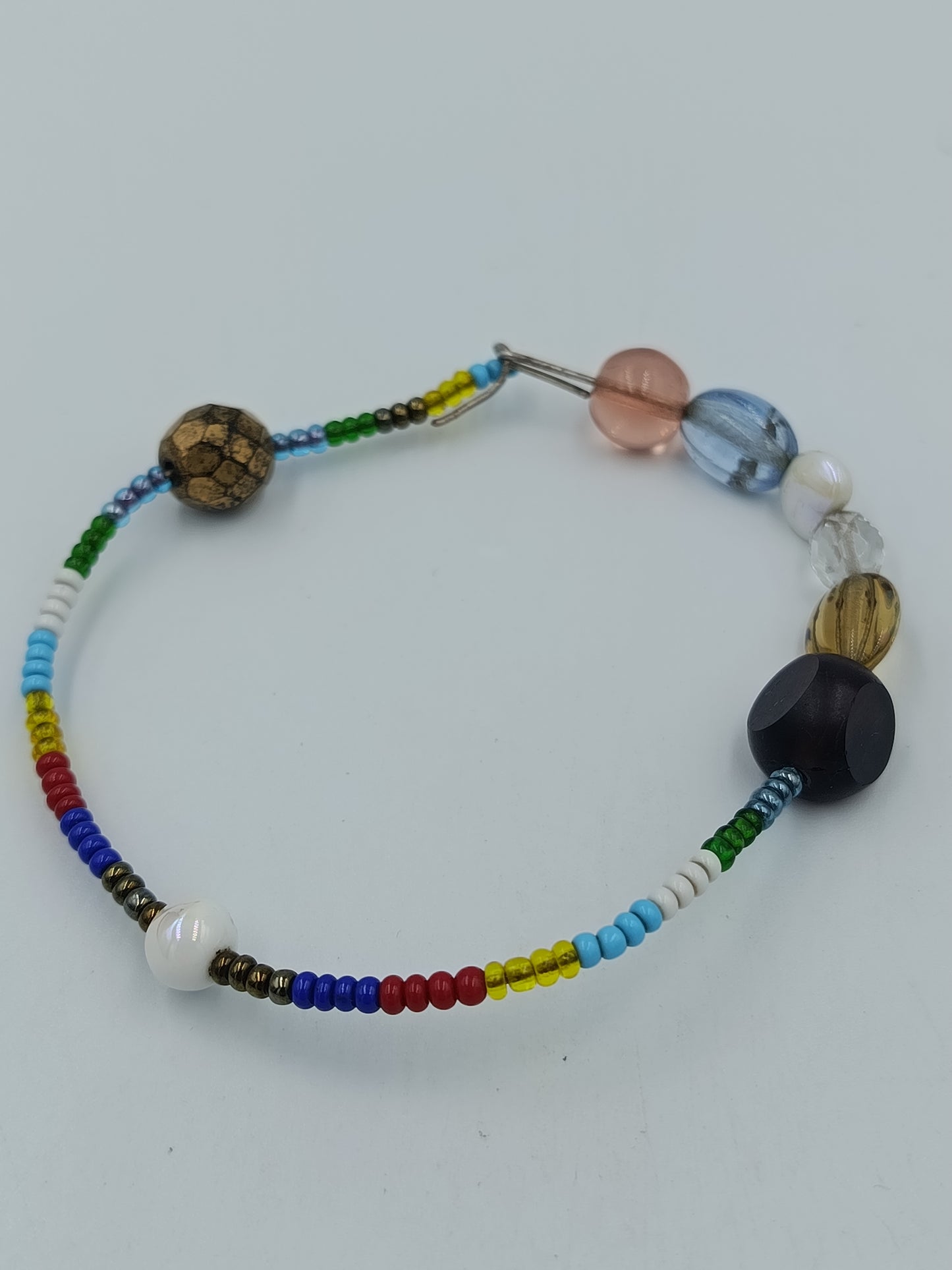 Buntes Perlenarmband – verspielter Boho Style mit Glasperlen