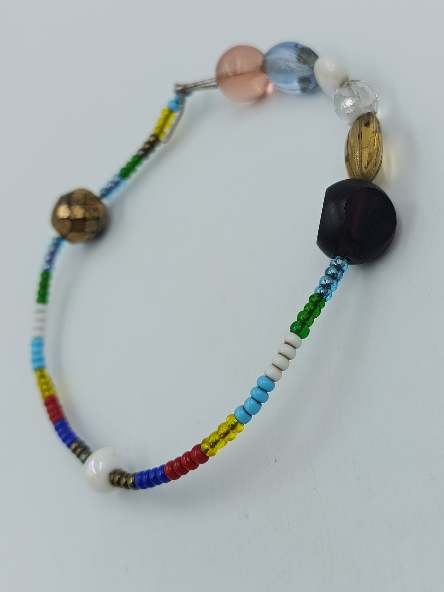 Buntes Perlenarmband – verspielter Boho Style mit Glasperlen