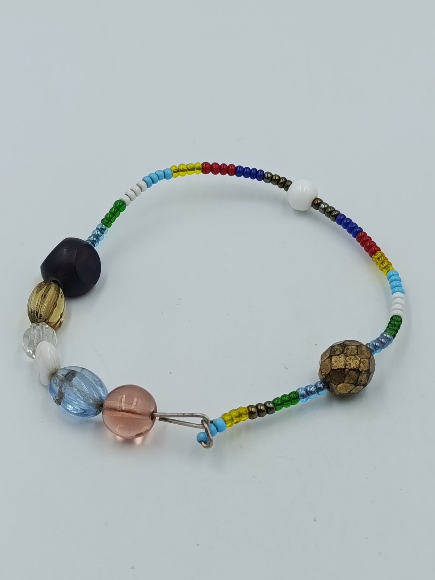 Buntes Perlenarmband – verspielter Boho Style mit Glasperlen