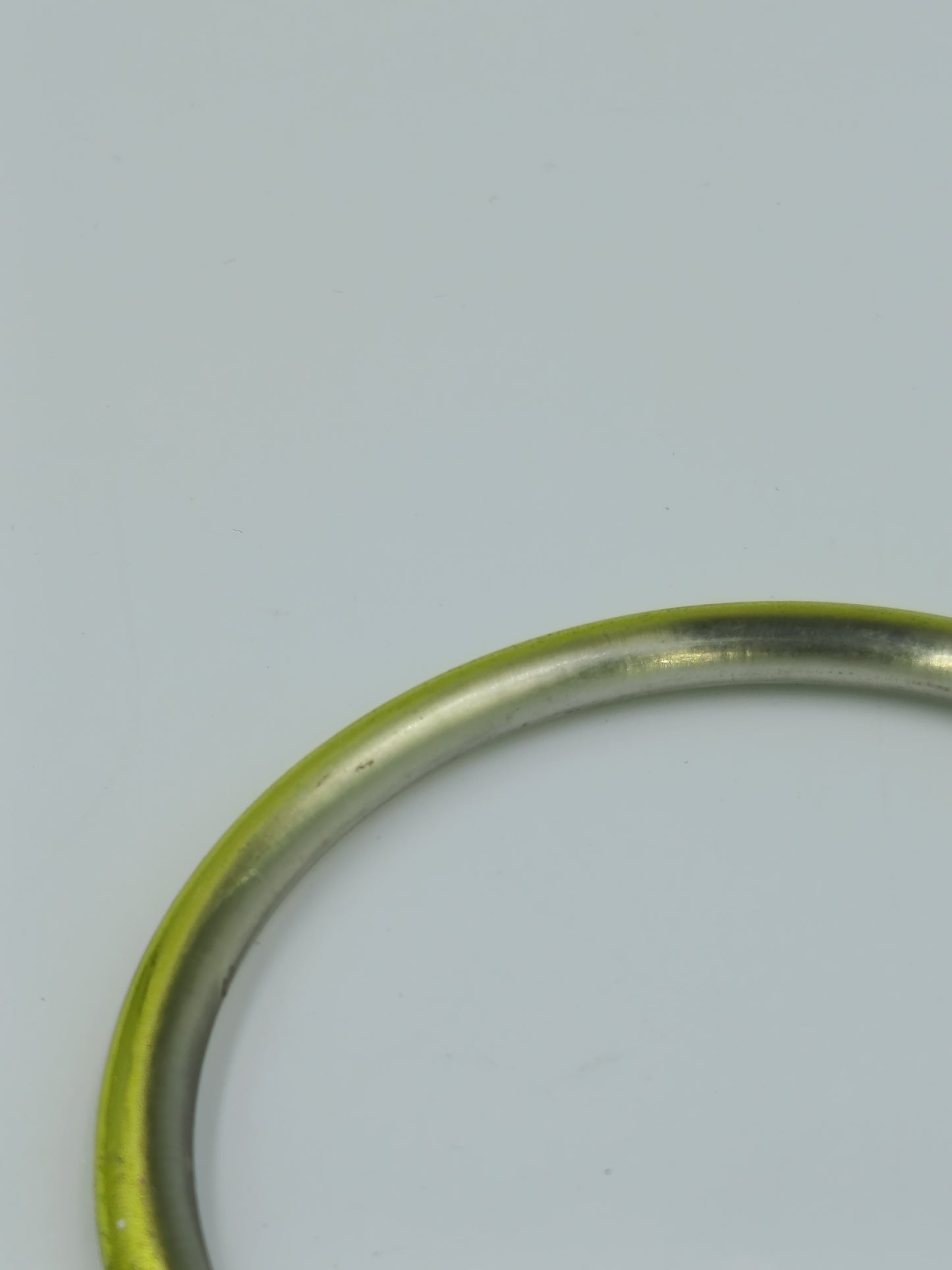 Minimalistischer Armreif in Grün-Silber – moderner Farbverlauf