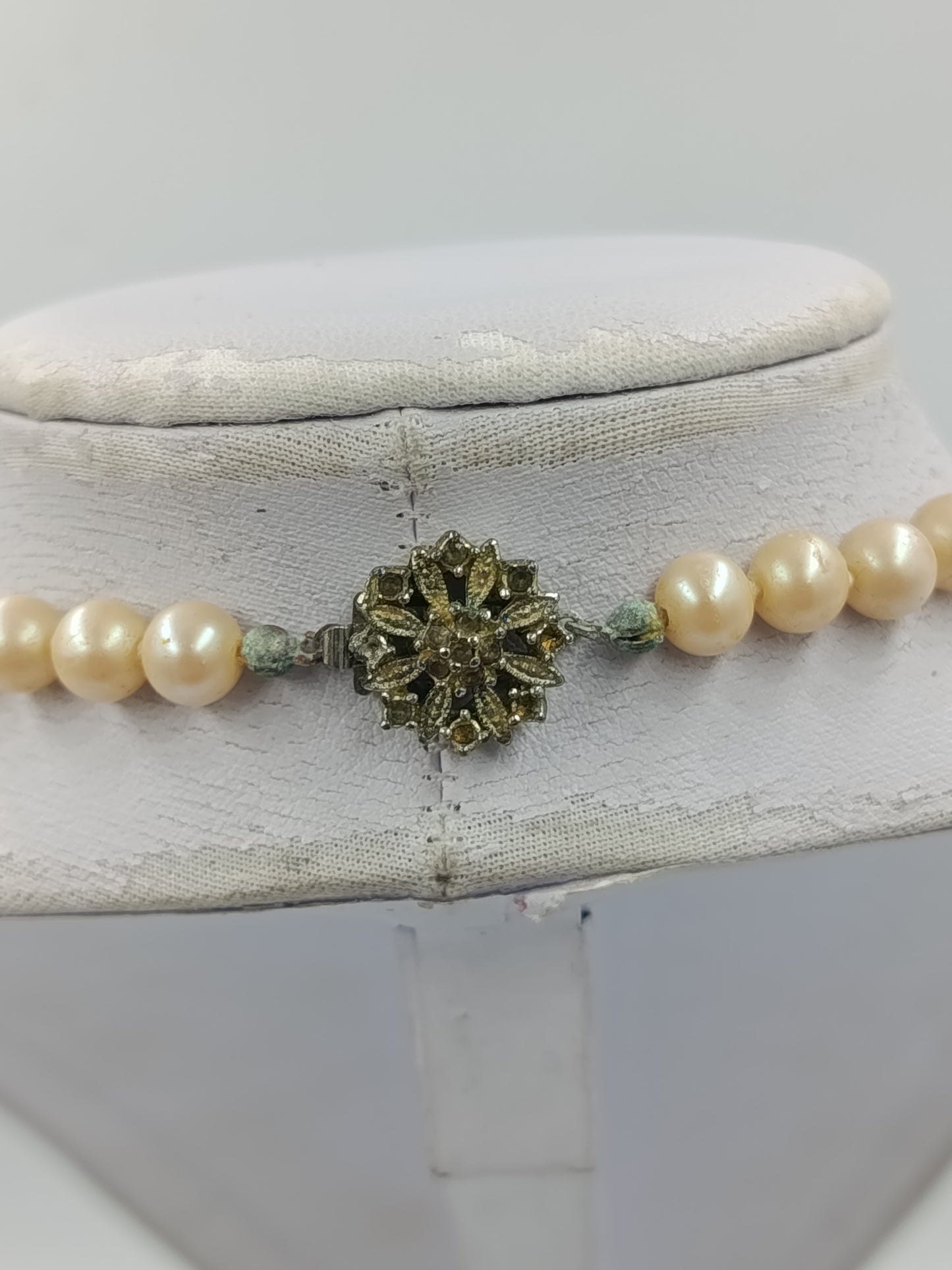 Perlenkette Creme Vintage – klassische Halskette mit dekorativem Verschluss