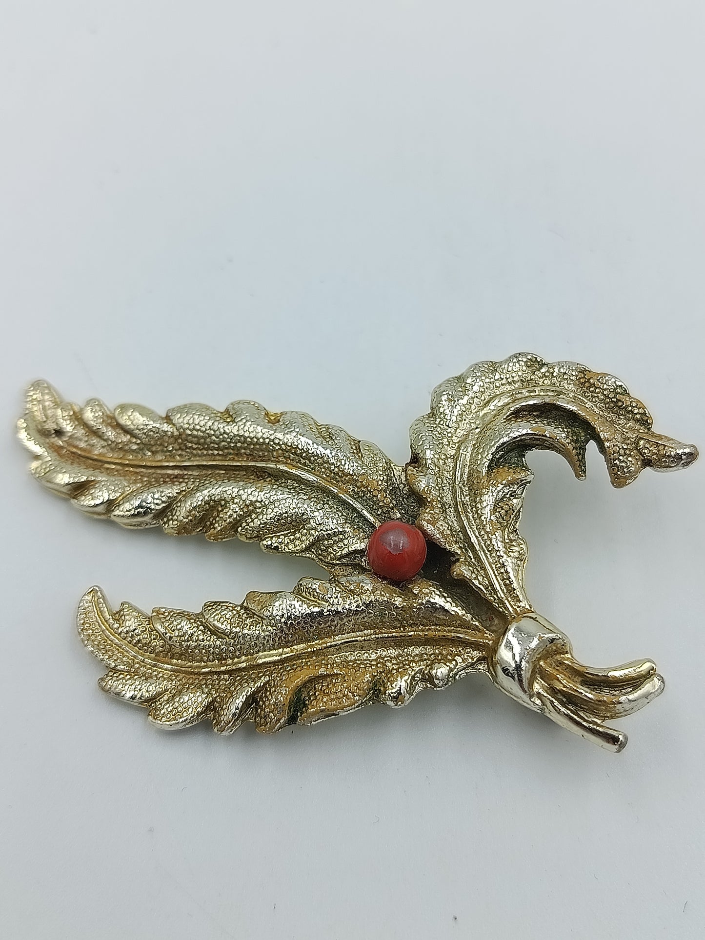 Vintage Brosche Blattmotiv Goldfarben mit rotem Stein – 7 cm