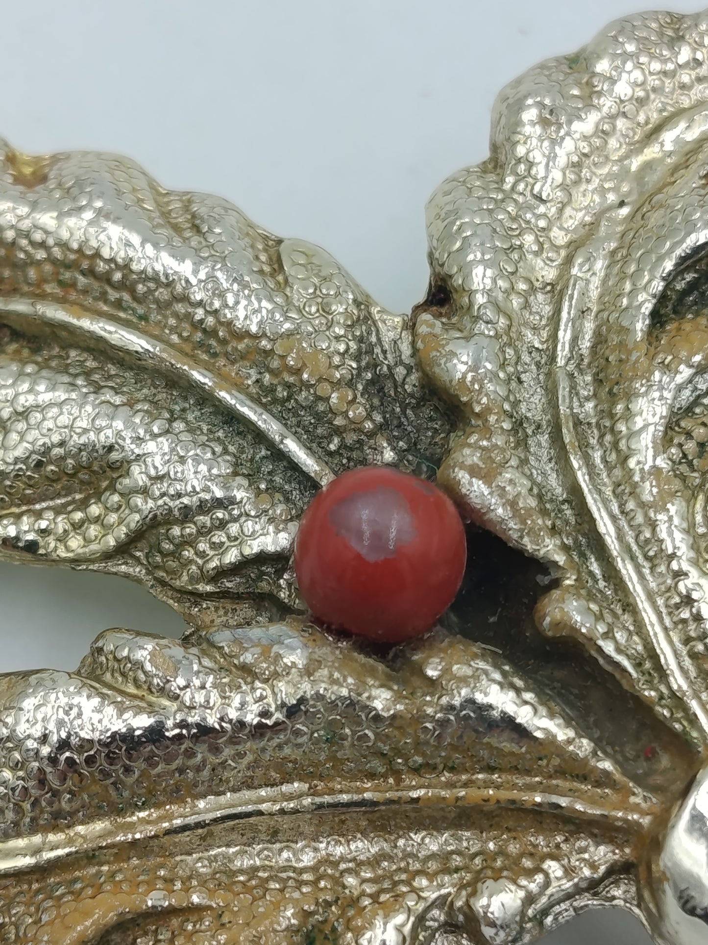 Vintage Brosche Blattmotiv Goldfarben mit rotem Stein – 7 cm