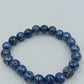 Elastisches Armband mit blauen Lavastein-Perlen – schimmernd