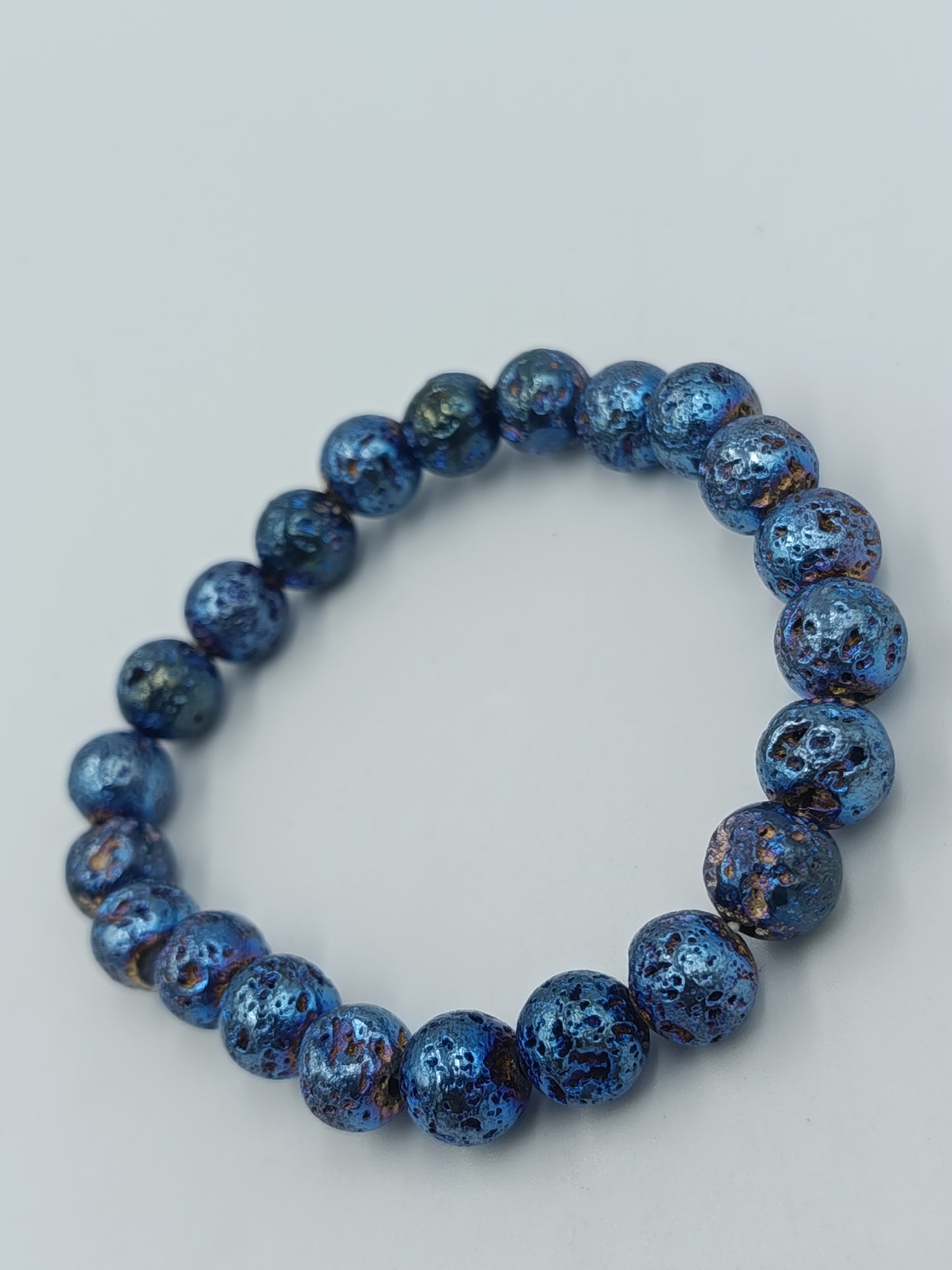 Elastisches Armband mit blauen Lavastein-Perlen – schimmernd