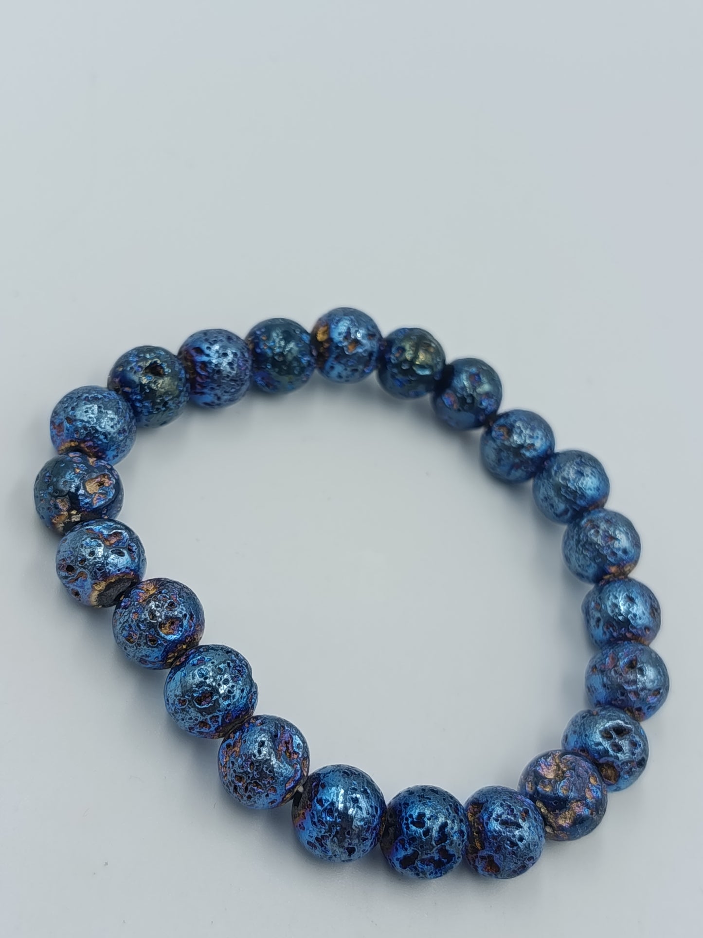 Elastisches Armband mit blauen Lavastein-Perlen – schimmernd
