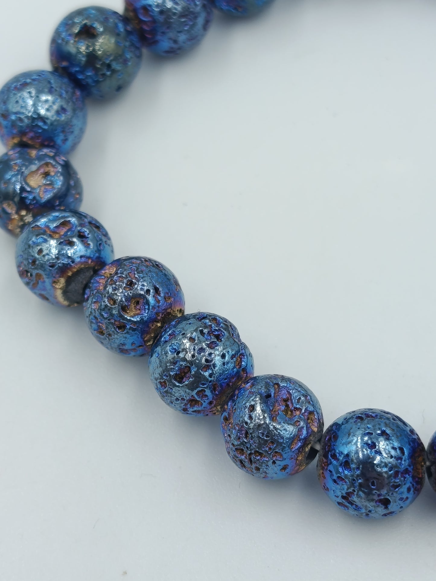 Elastisches Armband mit blauen Lavastein-Perlen – schimmernd