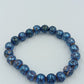 Elastisches Armband mit blauen Lavastein-Perlen – schimmernd