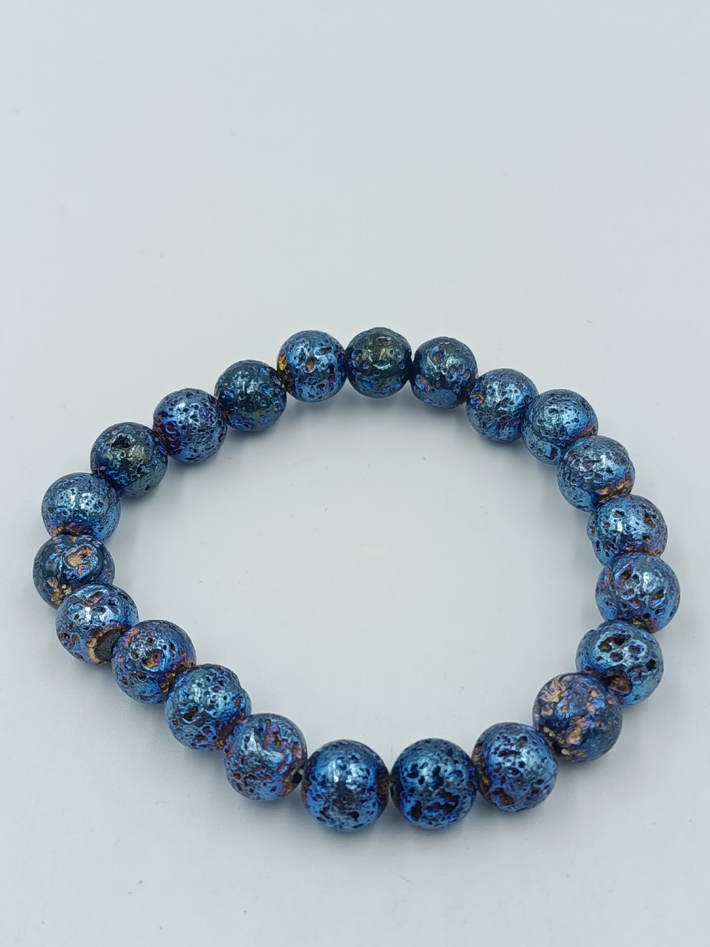 Elastisches Armband mit blauen Lavastein-Perlen – schimmernd