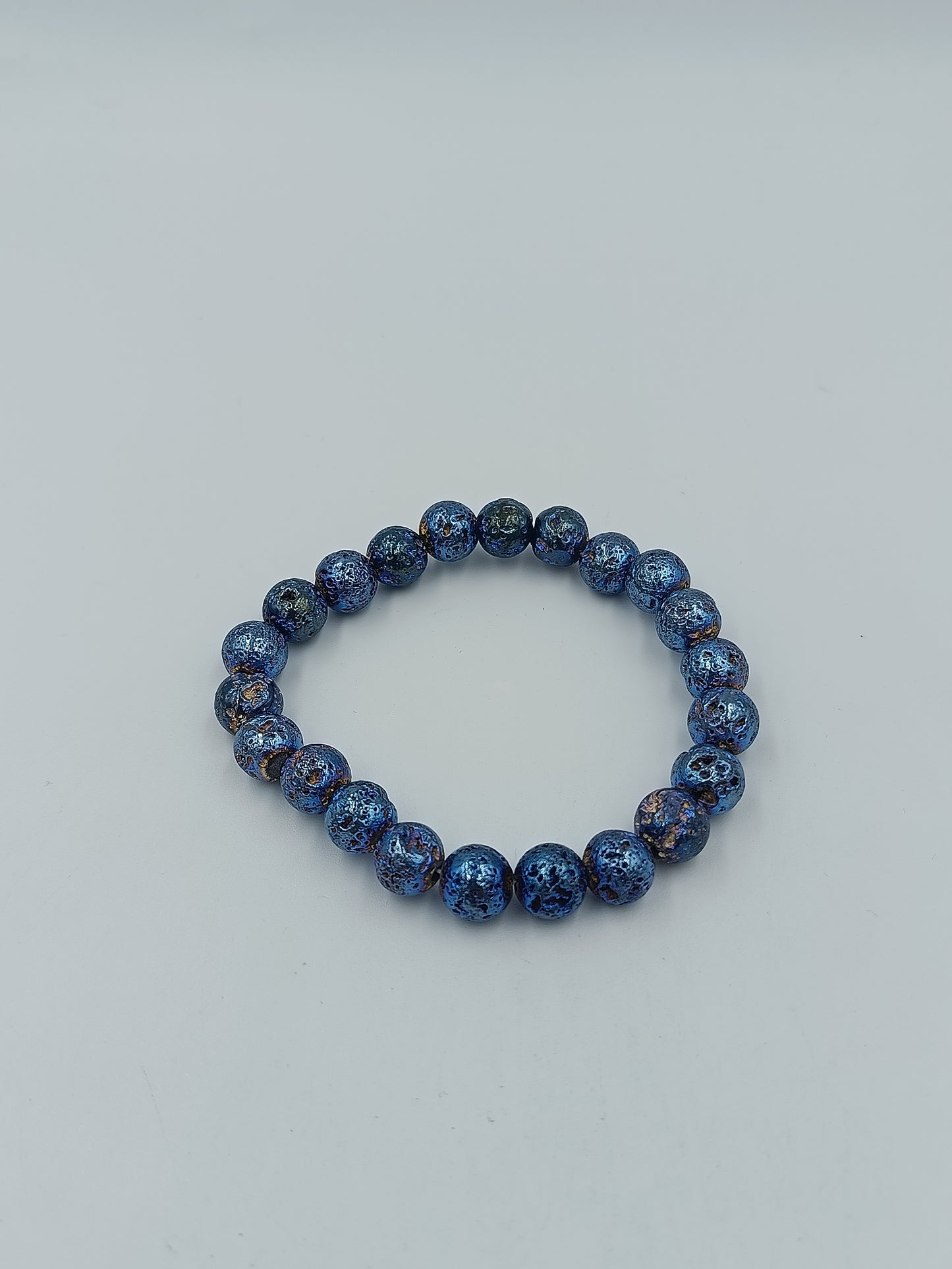 Elastisches Armband mit blauen Lavastein-Perlen – schimmernd