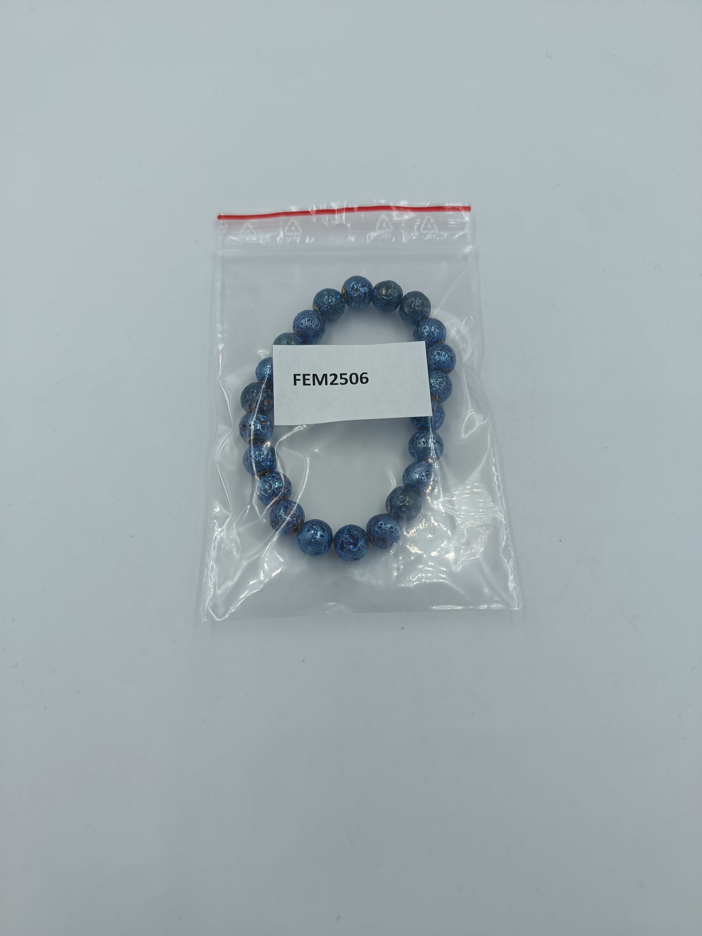Elastisches Armband mit blauen Lavastein-Perlen – schimmernd