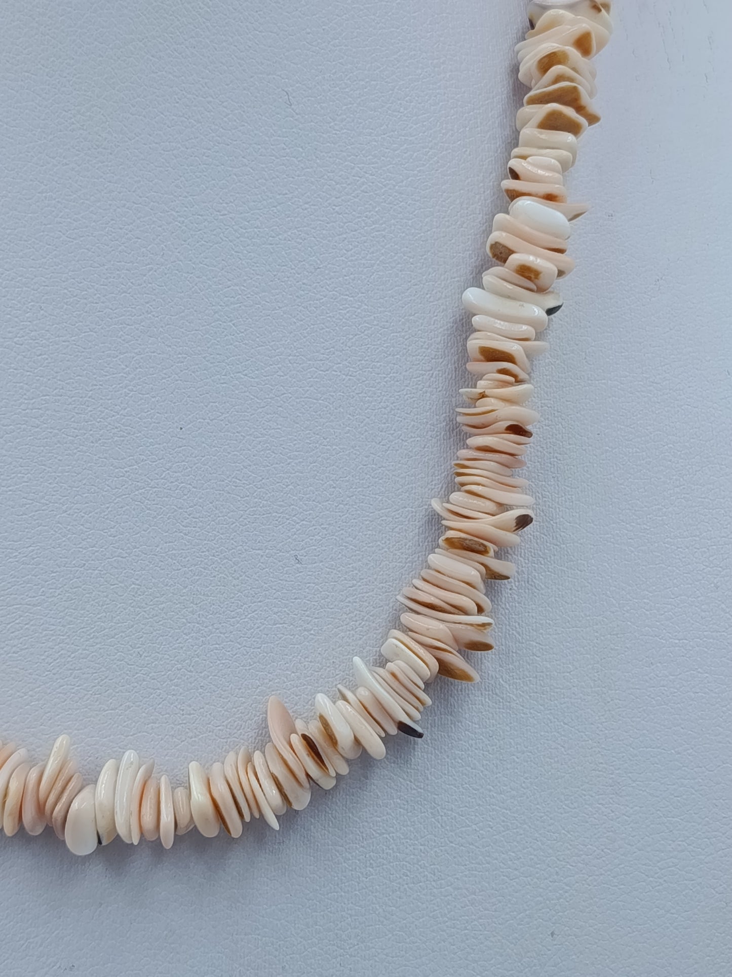Muschelkette / Korallenkette in zarten Rosé-Tönen – Vintage Stil