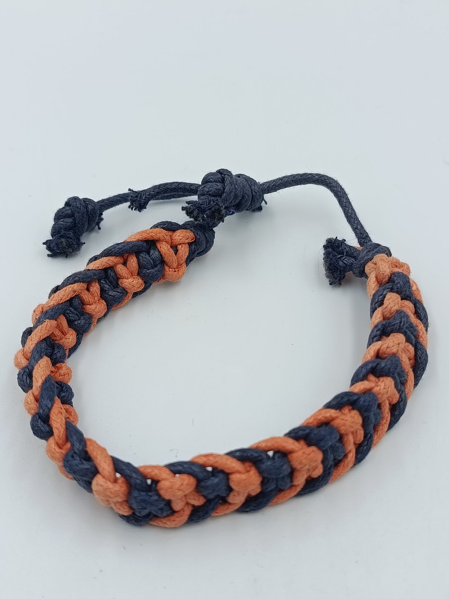 Geflochtenes Armband schwarz orange – verstellbar, lässiger Stil
