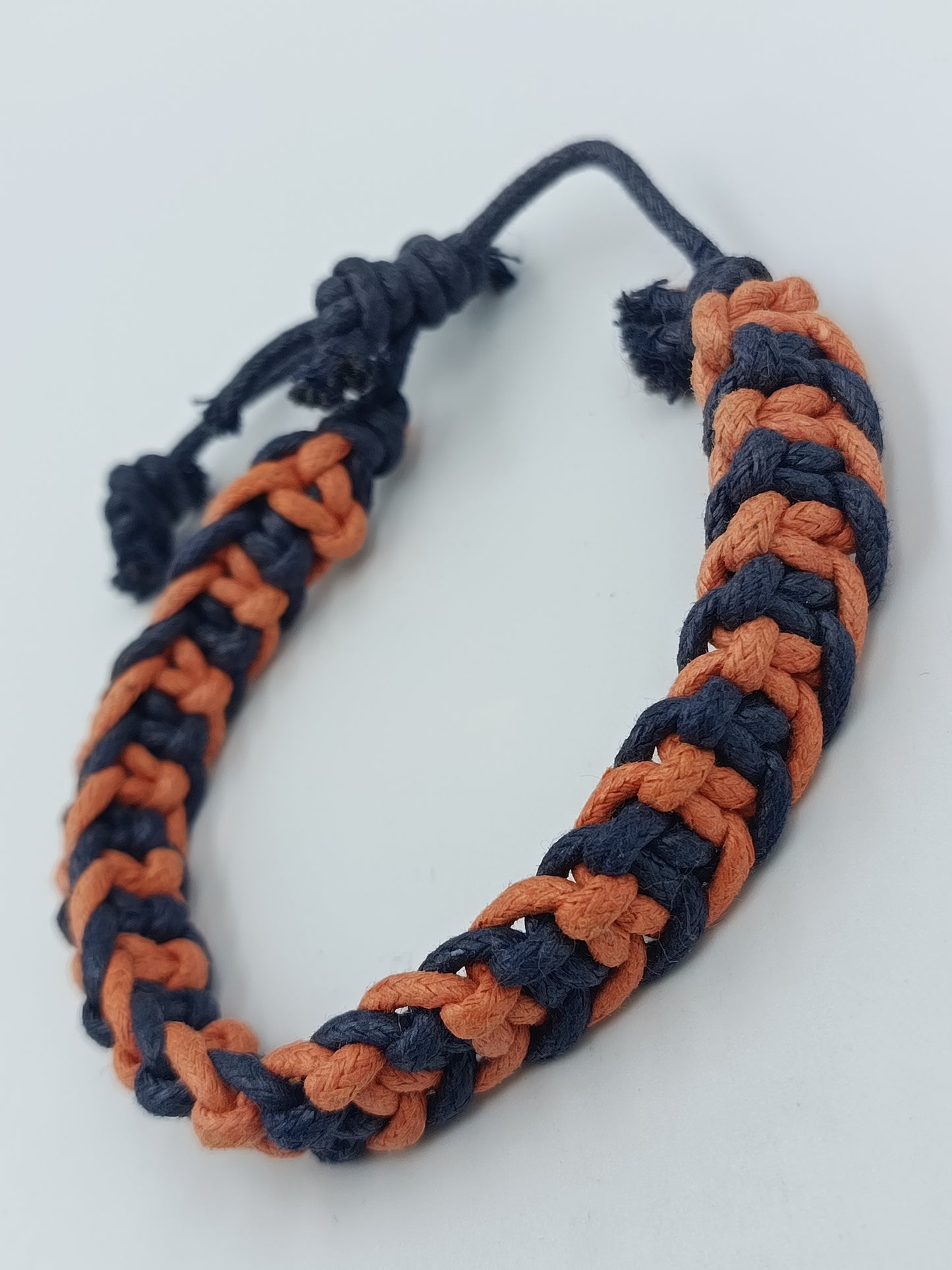 Geflochtenes Armband schwarz orange – verstellbar, lässiger Stil