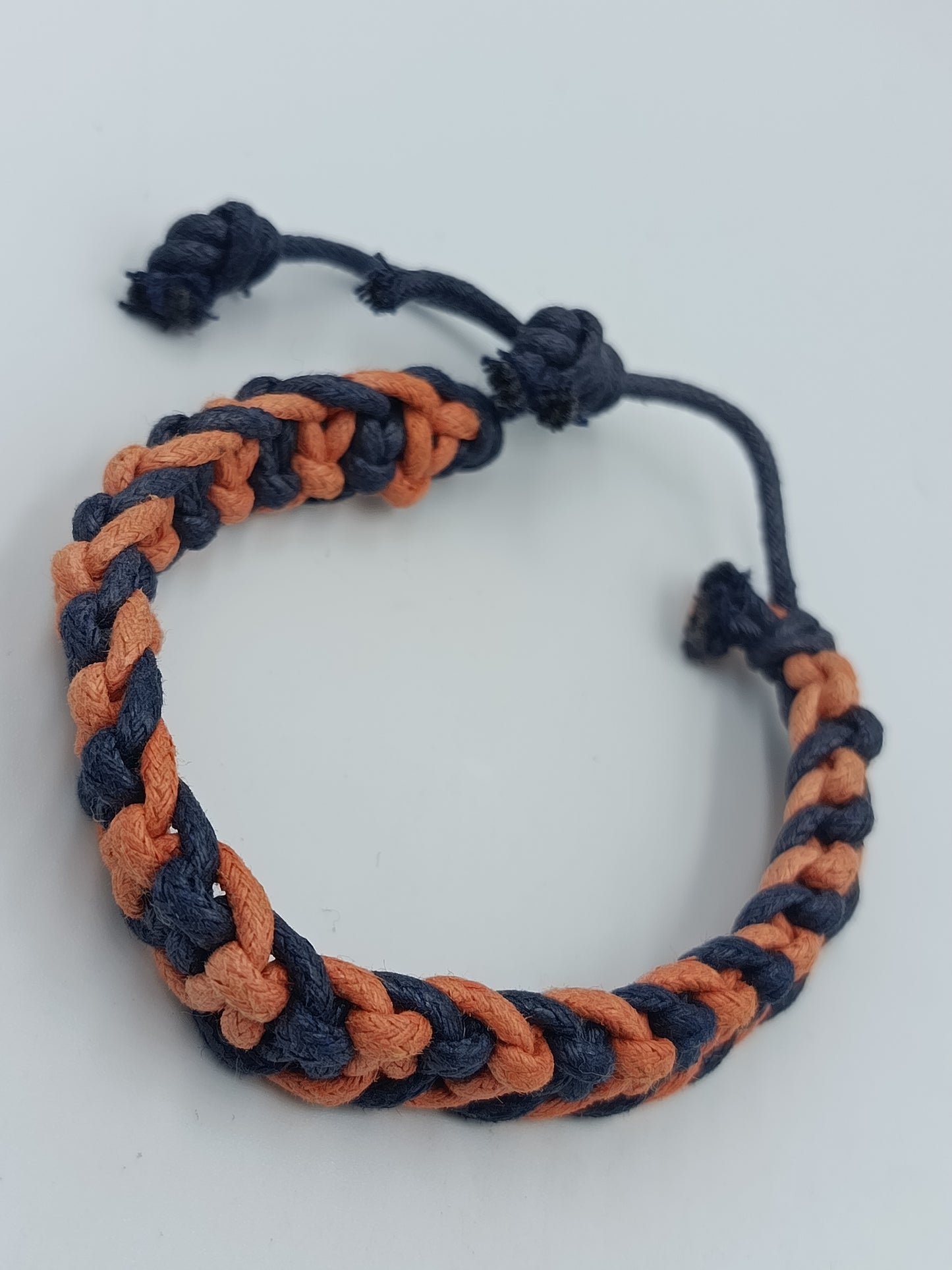 Geflochtenes Armband schwarz orange – verstellbar, lässiger Stil
