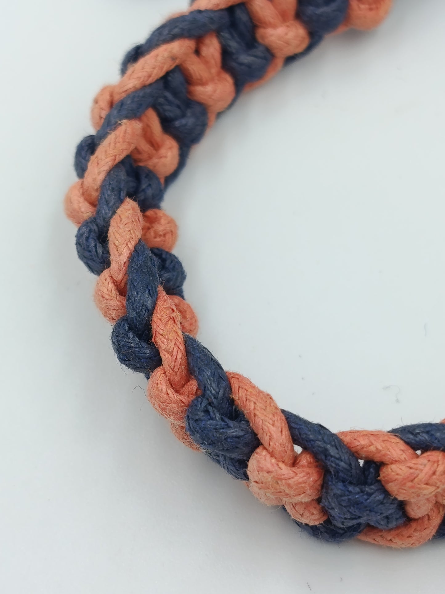 Geflochtenes Armband schwarz orange – verstellbar, lässiger Stil
