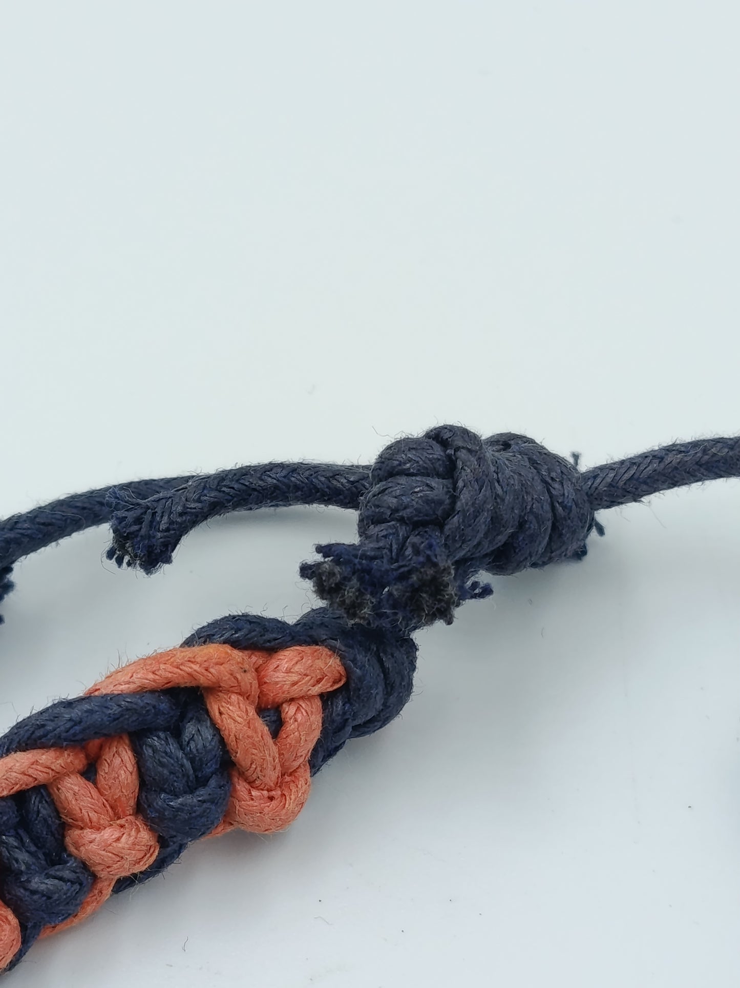 Geflochtenes Armband schwarz orange – verstellbar, lässiger Stil