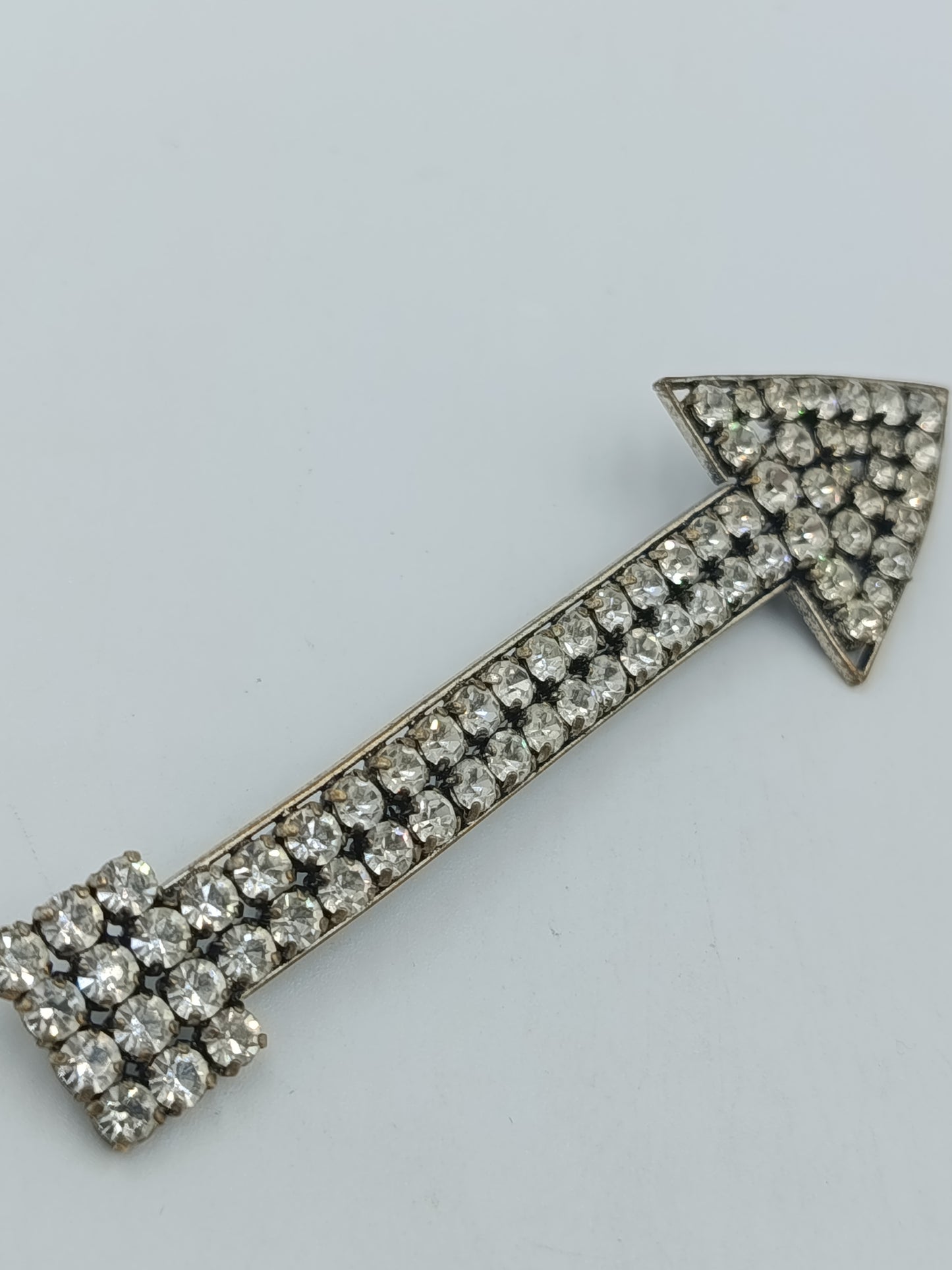 Auffällige Brosche Pfeil mit Strass – silberfarben, Vintage