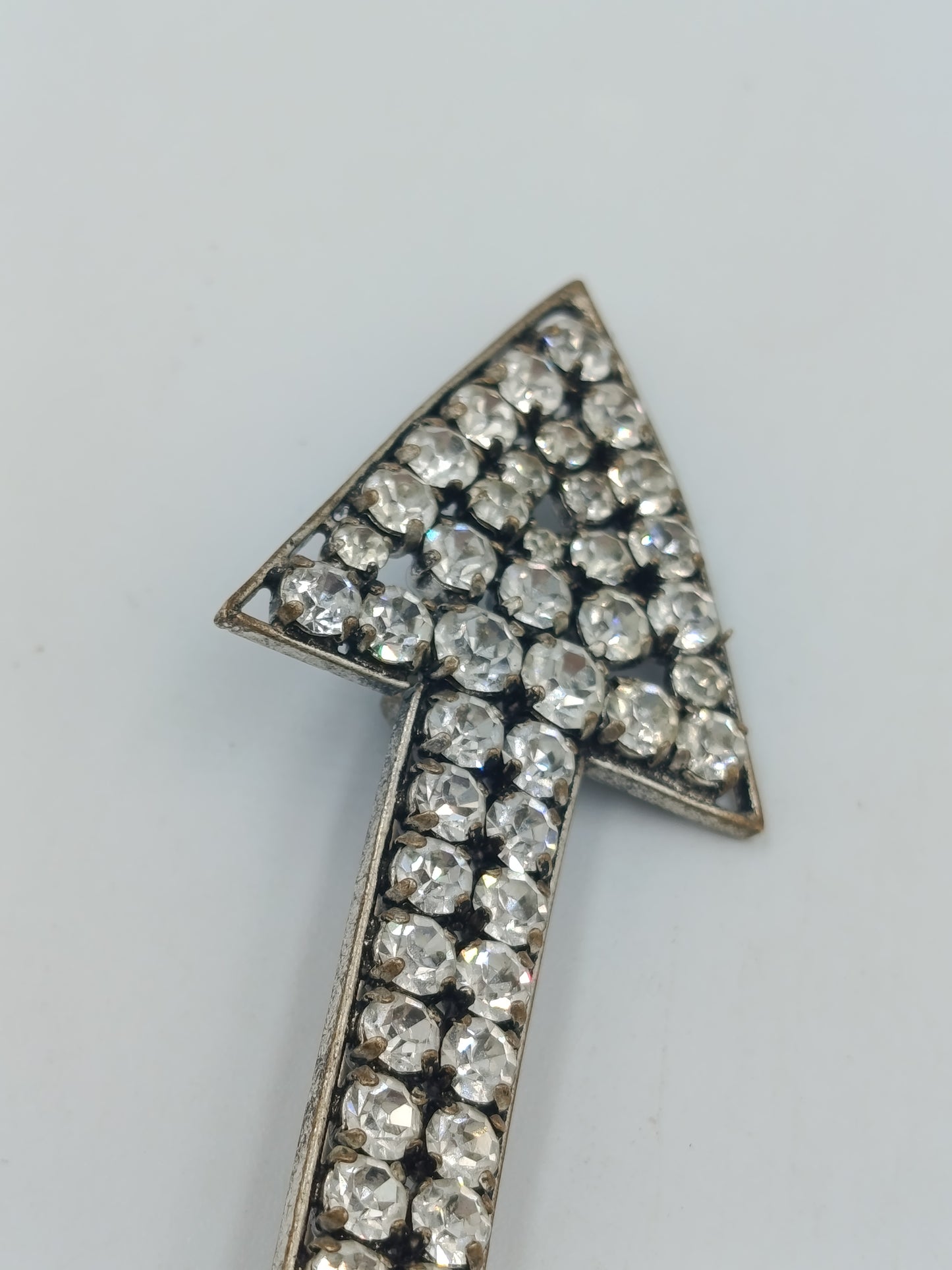 Auffällige Brosche Pfeil mit Strass – silberfarben, Vintage