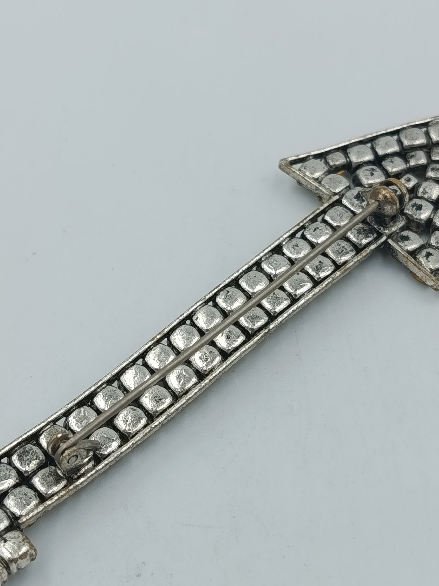Auffällige Brosche Pfeil mit Strass – silberfarben, Vintage